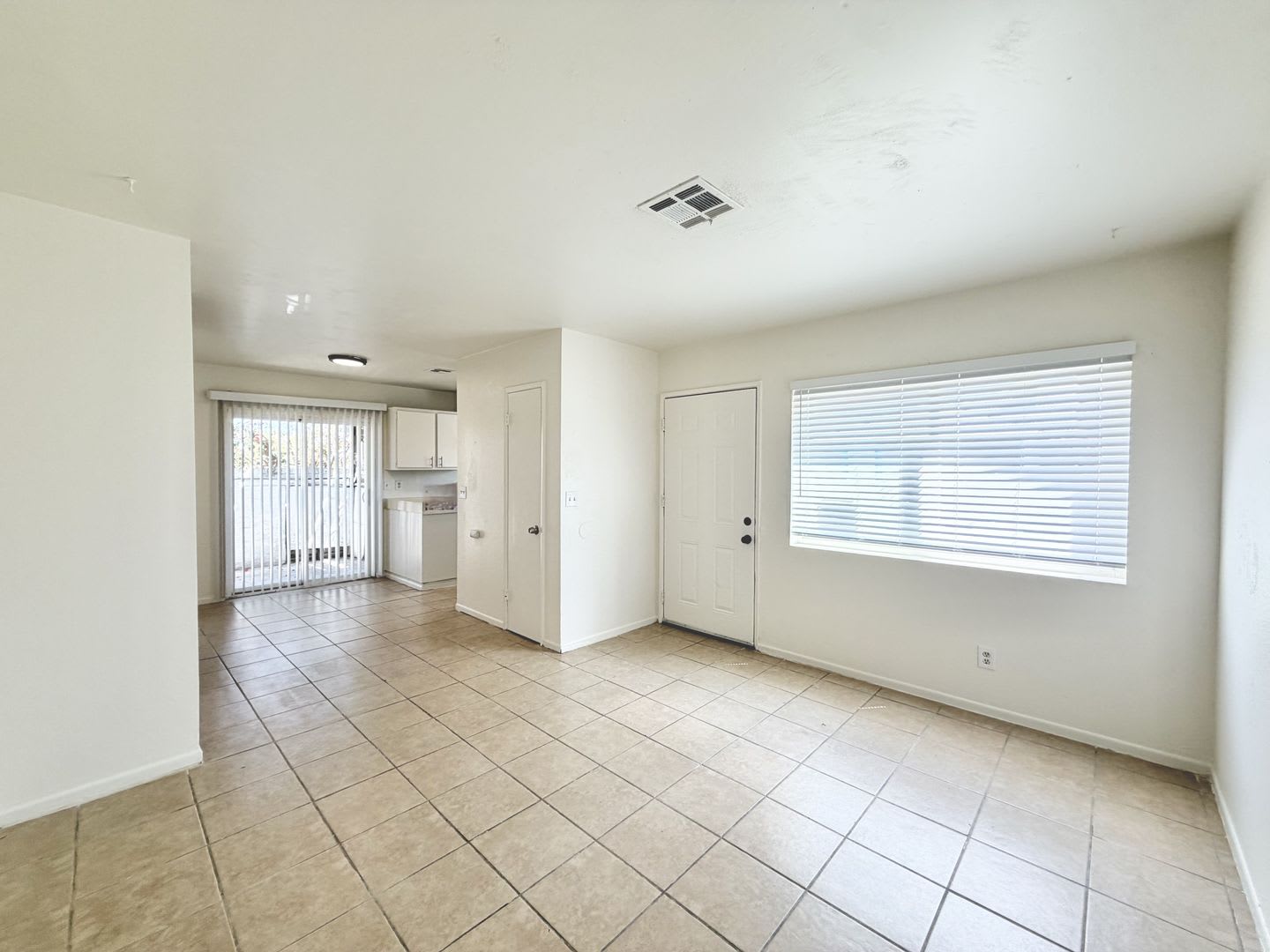 AVAILABLE NOW!! 2 Bedroom 1 Bathroom Apartment in Cathedral City! – photo 4