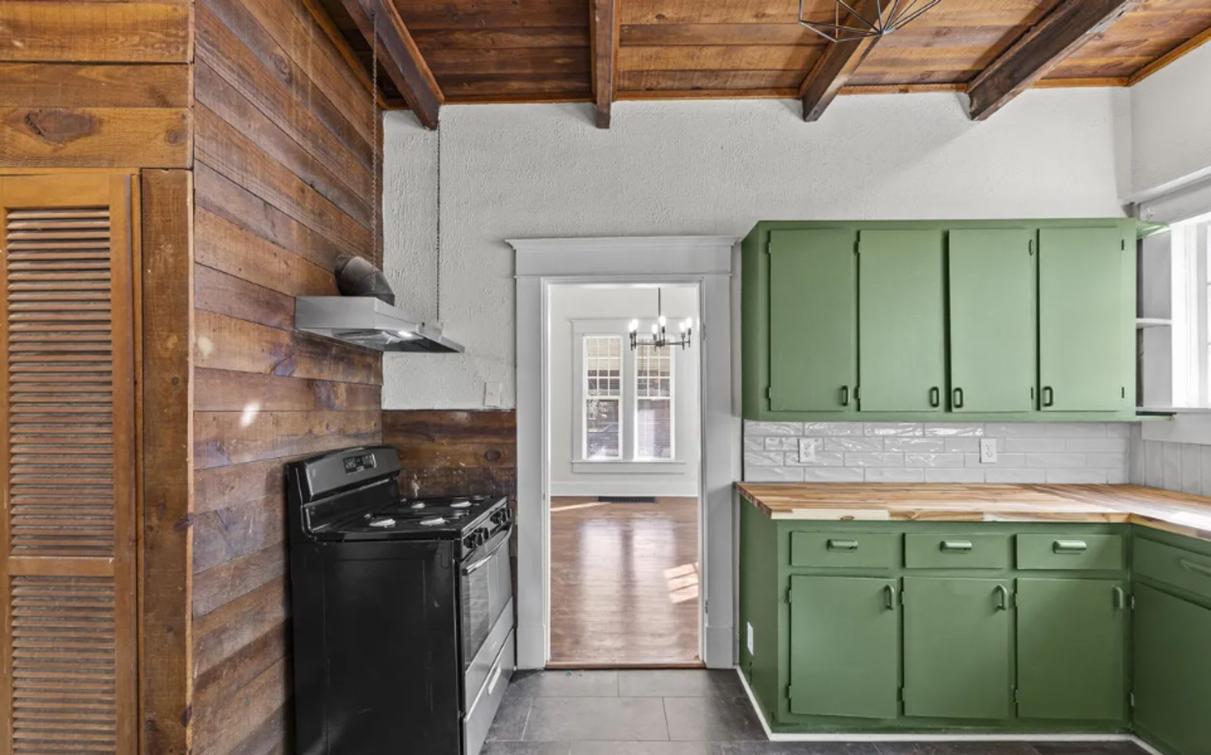 Charming 3 Bed, 2 Bath Midtown Home with Huge Fenced Backyard! – photo 5