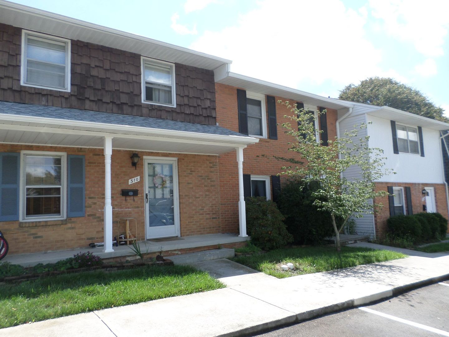 3 Bedroom 1 Full And 2 Half Bath Townhouse – photo 1