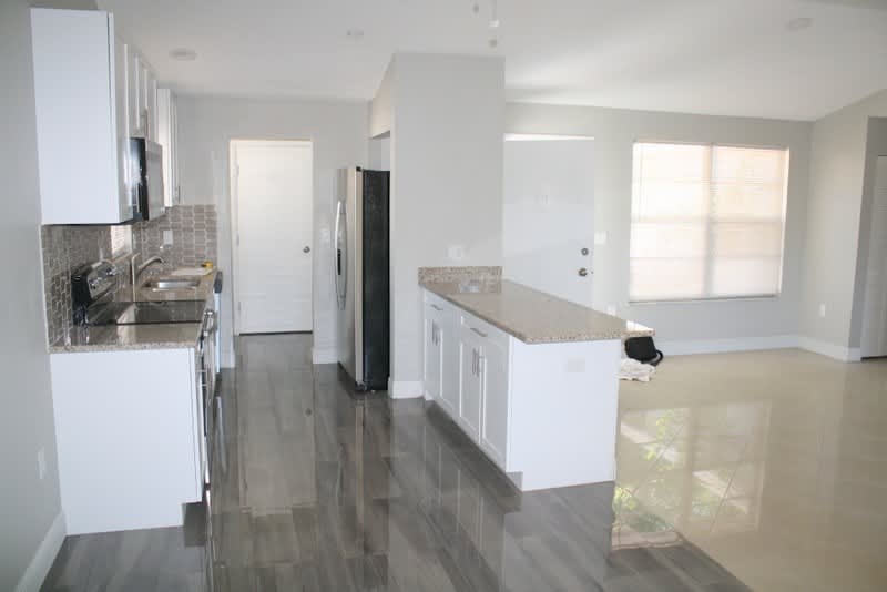 Beautifully updated over size 2 bed 2 bath 1 car garage home! – photo 3