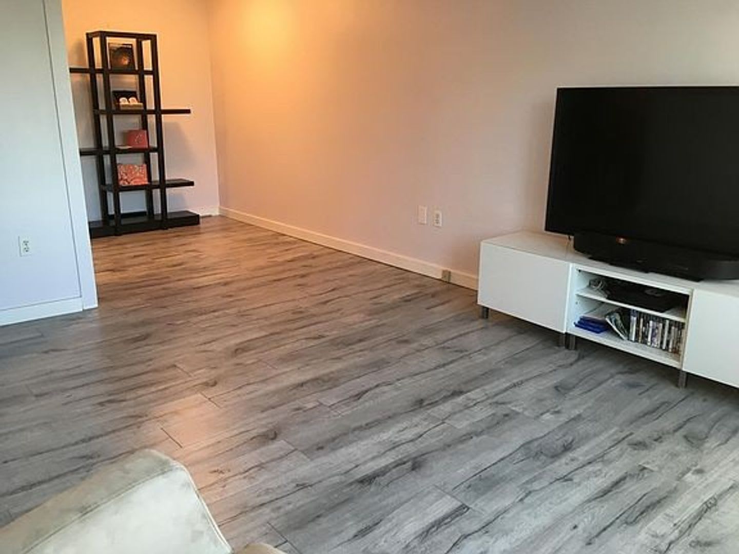 Beautiful, Bright and Spacious Condo near Downtown! – photo 2