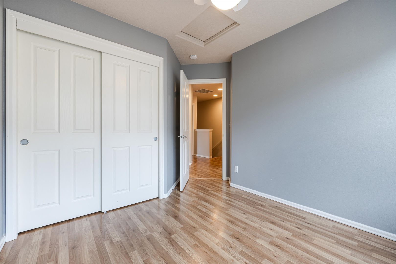 Lovely and bright townhouse with a hard wood flooring throughout, a 2 car garage, AC & more! – photo 2