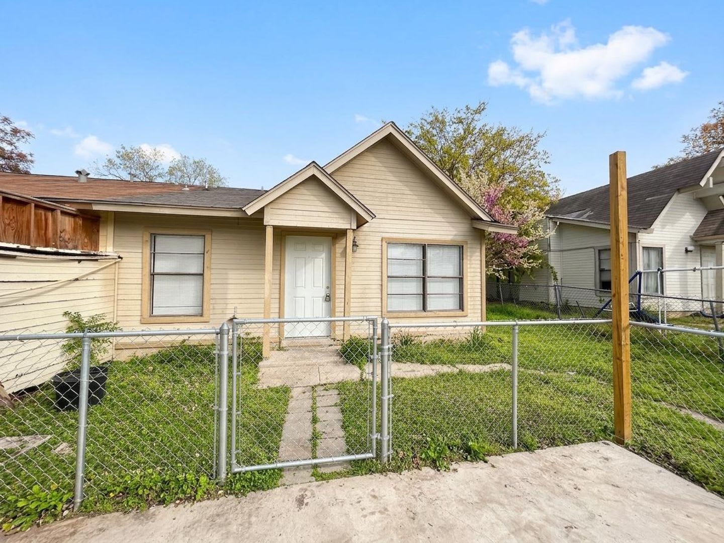 Pet-Friendly 2BR Home with Fenced Front & Backyard! – photo 2