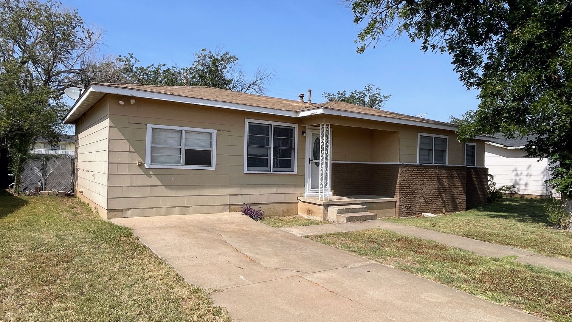 Spacious 4-Bed Home in Snyder – Hardwood Floors & Huge Backyard! – photo 2