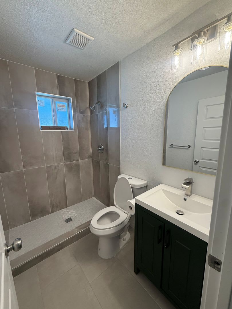 MOVE IN SPECIALS! Completely Remodeled 2 Bed – photo 5