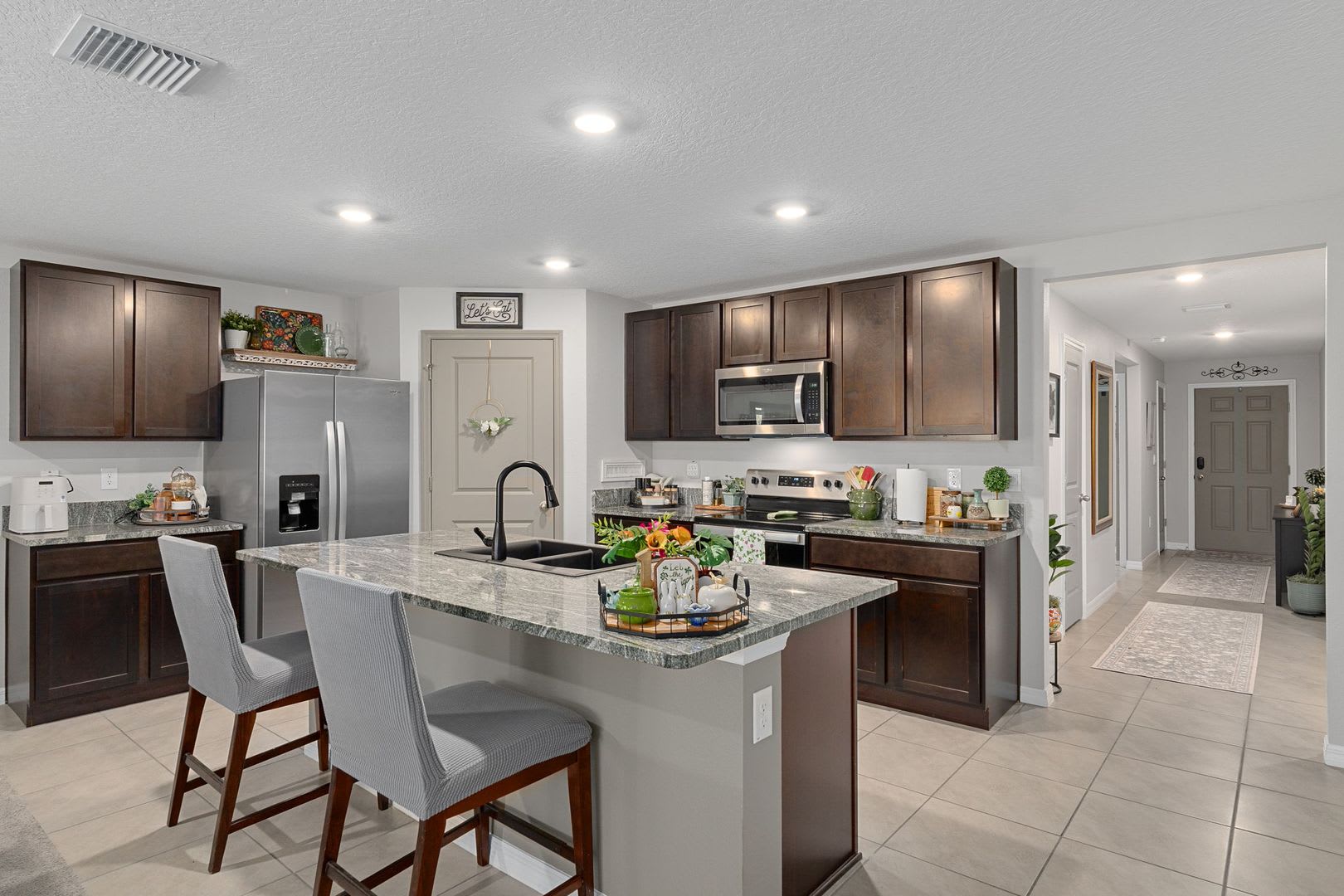 Beautiful 4 Bedroom Home In Gated Golf Course Community – photo 2