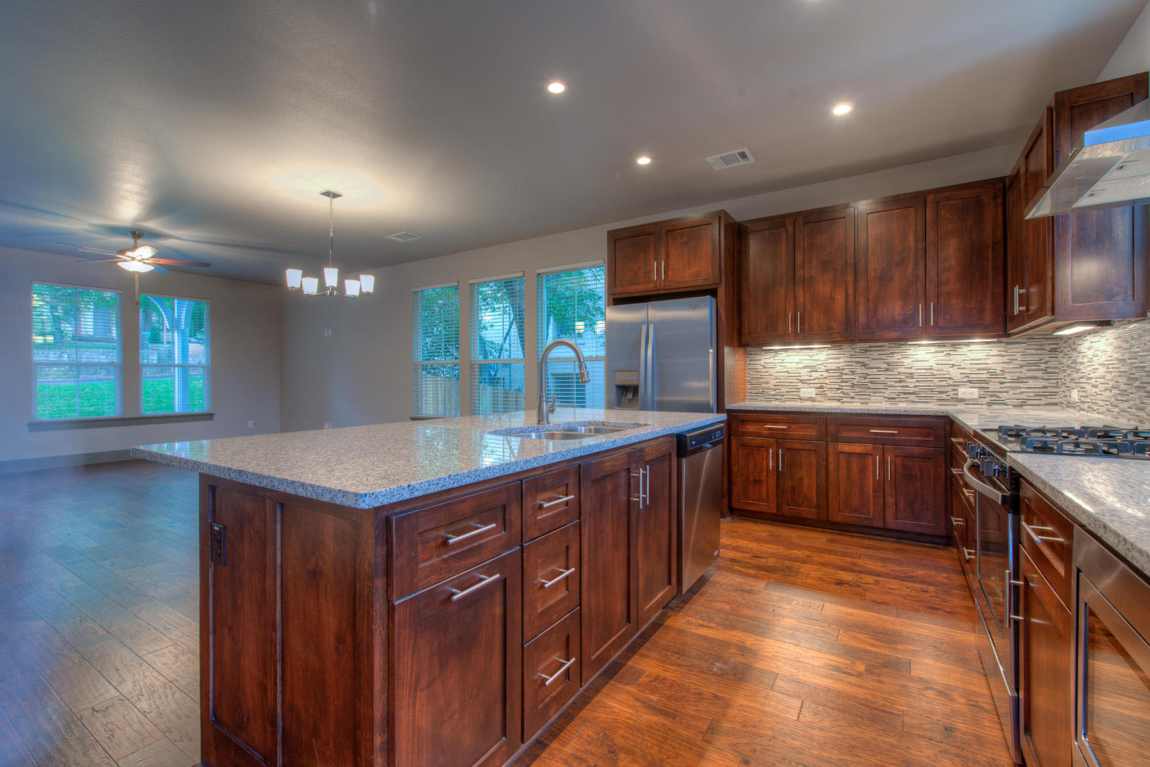 Ut Pre Lease 2014 Constructed 6 Bed 5 Bath Home Top Of The Line Finishes Prime Location – photo 4