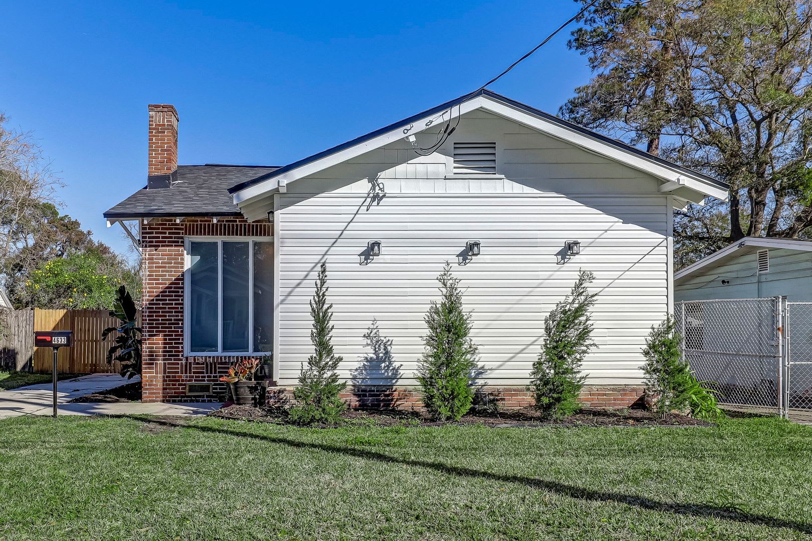 Charming Fully Renovated 3 Bedroom 1 Bathroom Murray Hill Bungalow Offering 1 134 Square Feet Of Living Space – photo 1