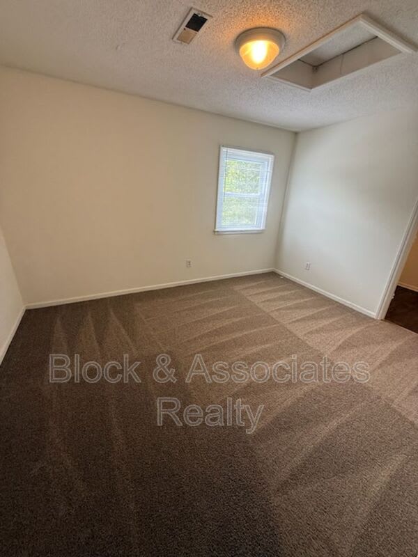120 W Presnell St – photo 4