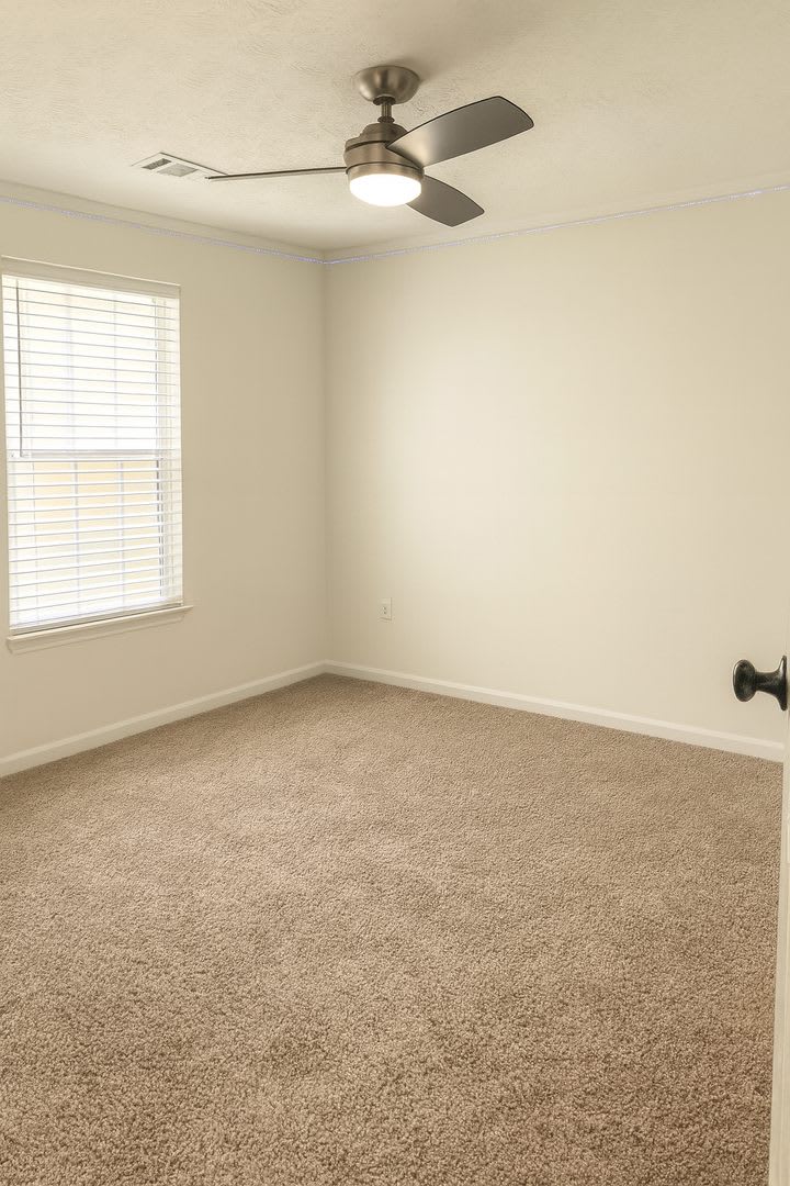 Room in 3 Bedroom Home at Waverly Hills Dr – photo 3