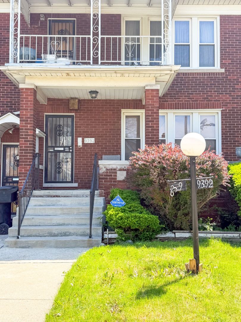 Beautiful Brick lower duplex unit – photo 2