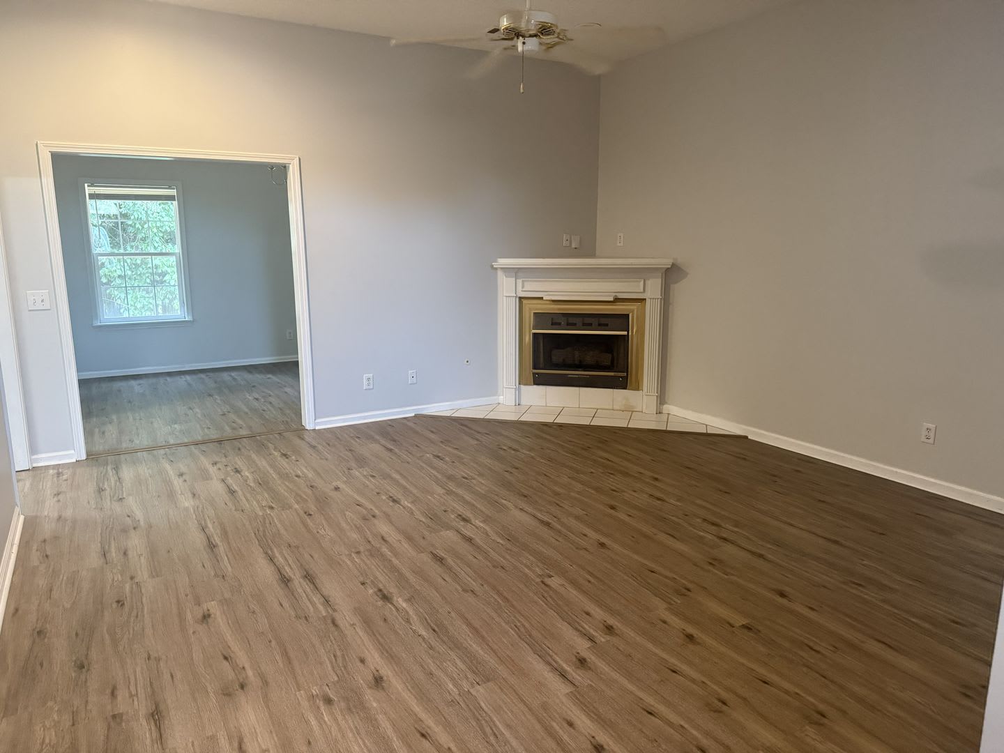 Cozy 3 Bed 2 Bath House! Available Now! – photo 2
