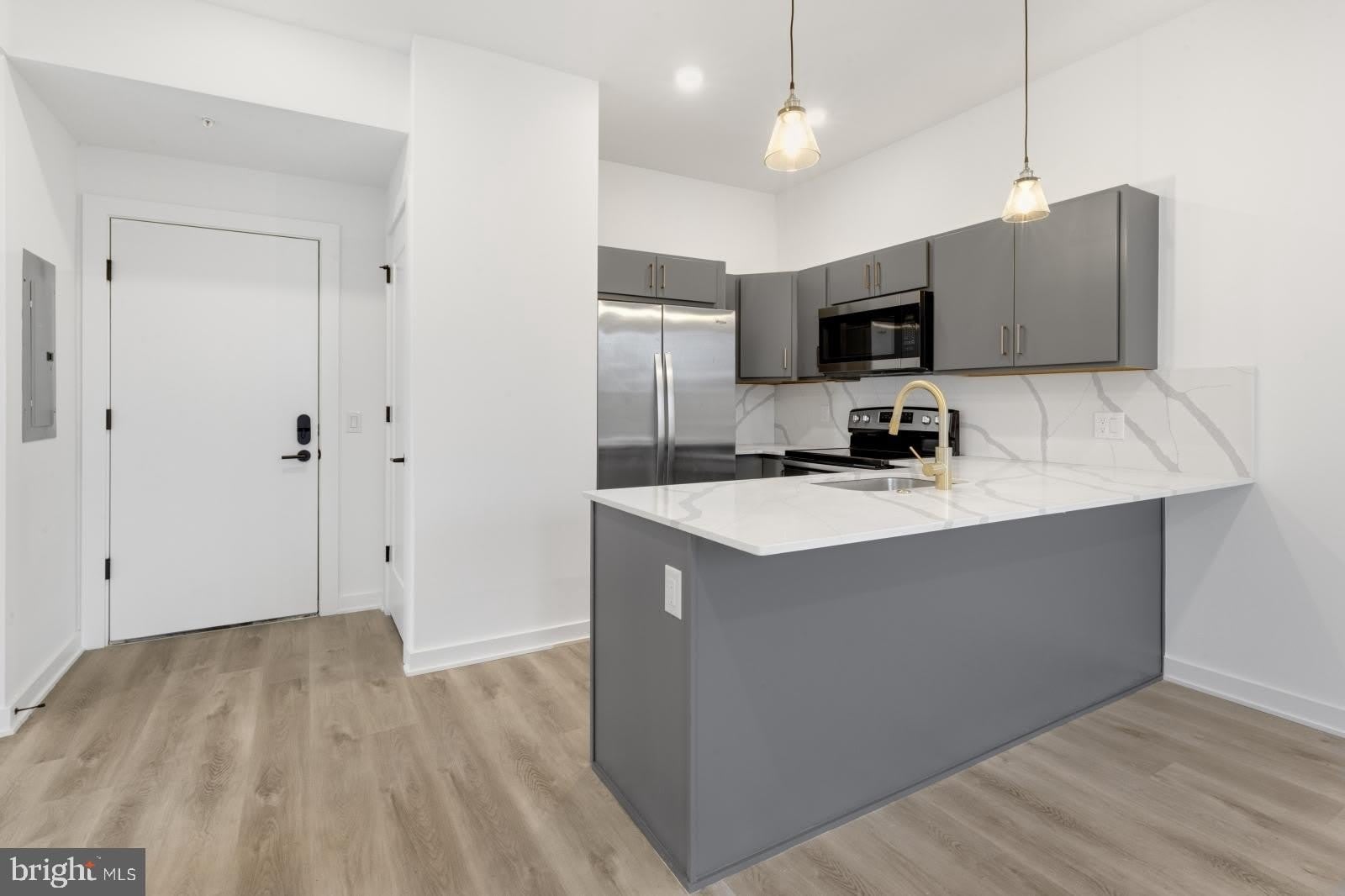 2046 E LEHIGH Avenue – photo 5