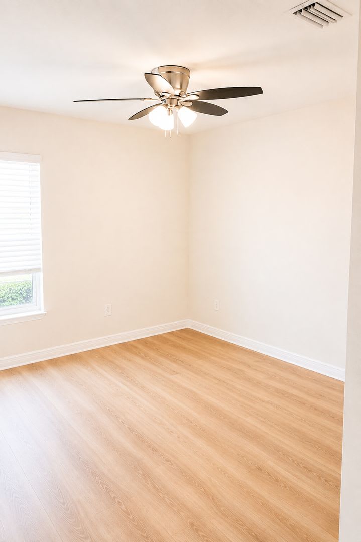 1108 NE 8th Ter – photo 2