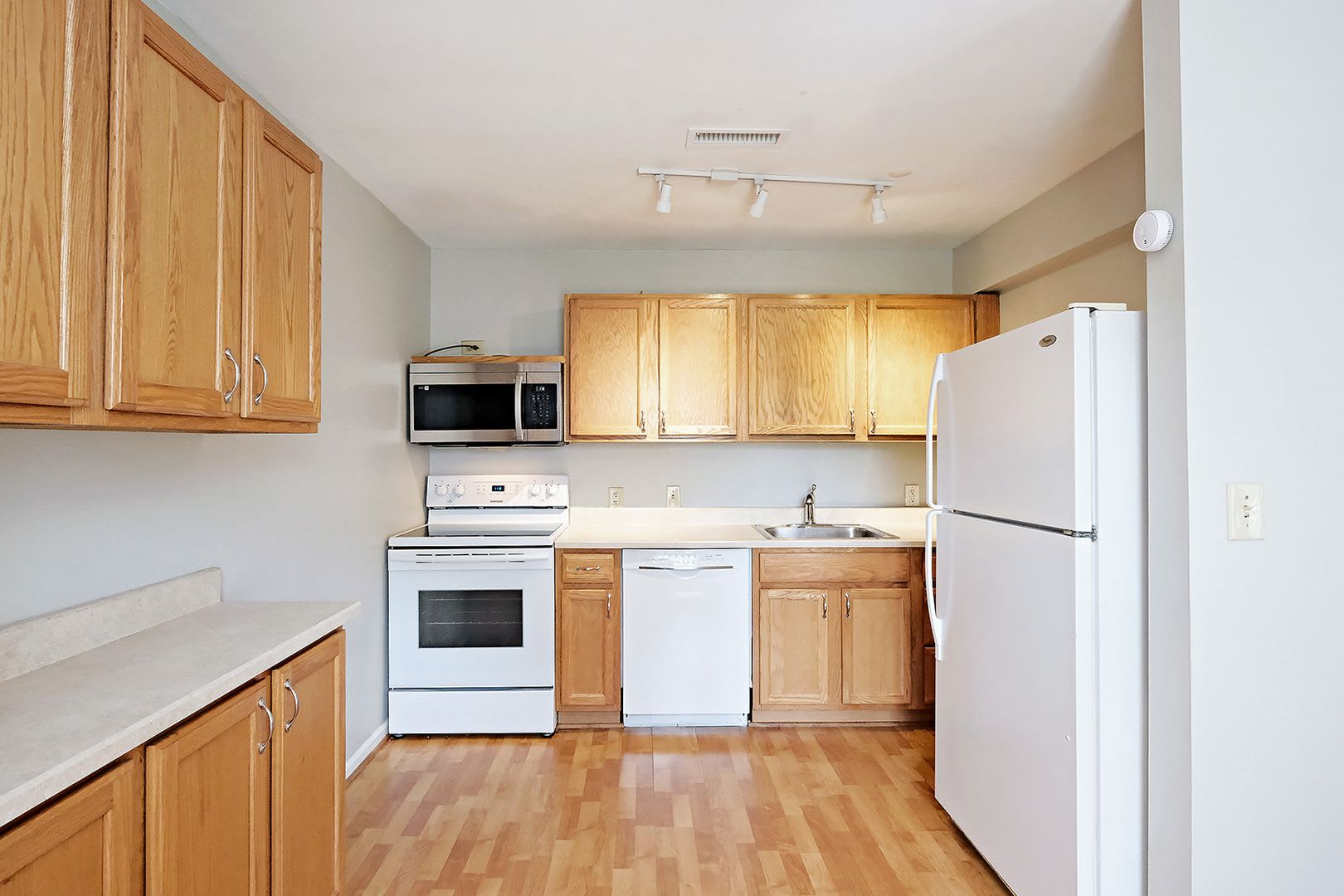 Move-in Ready Villas at Southern Ridge Apartment Near 5th St Station – photo 4