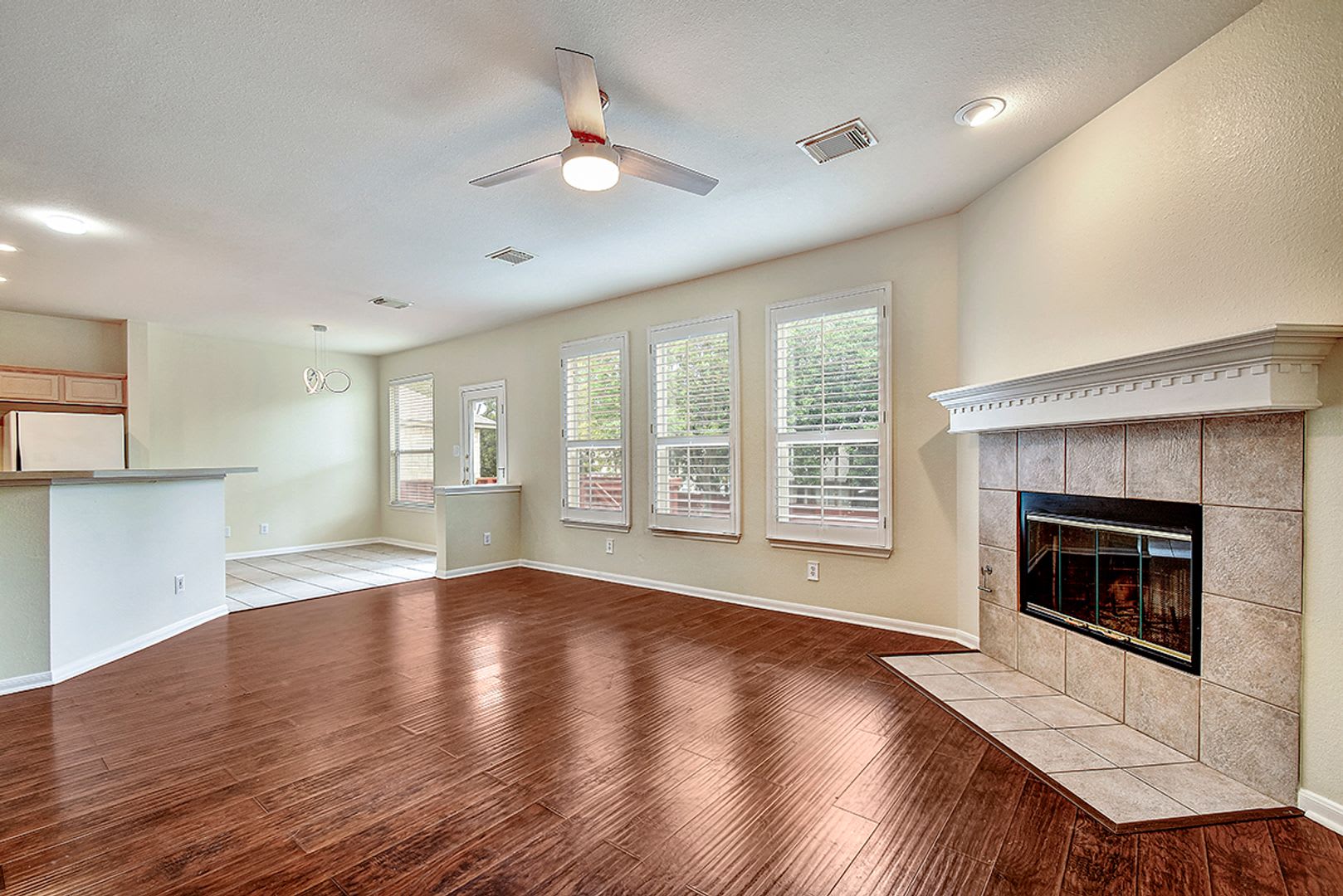 Beautiful And Impeccably Maintained Traditional Home Located In The Highly Desirable Waters At Canyon Springs Community – photo 4