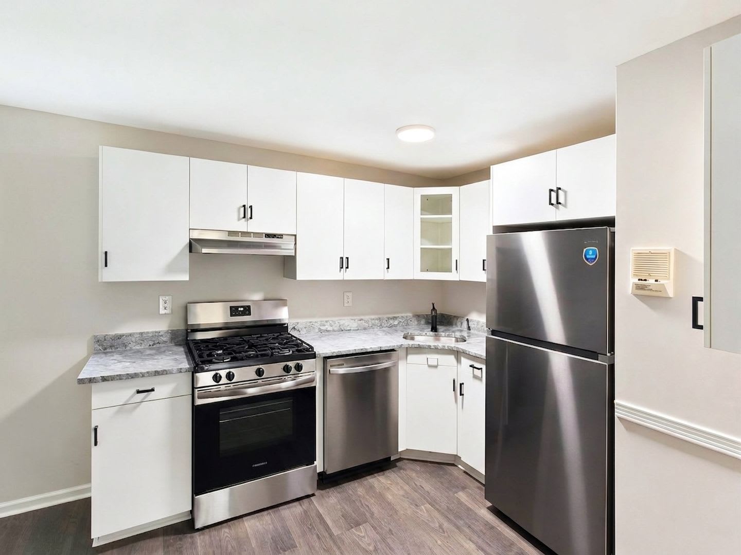 Welcome To 645 W Lowell Ave Unit 16 A Beautifully Updated 2 Bedroom 1 Bath Condominium Offering Modern Finishes A Private Balcony And Heat Hot Water Included – photo 5