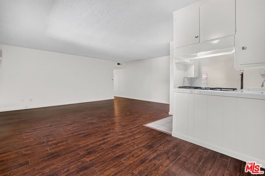 15540 Moorpark St – photo 3