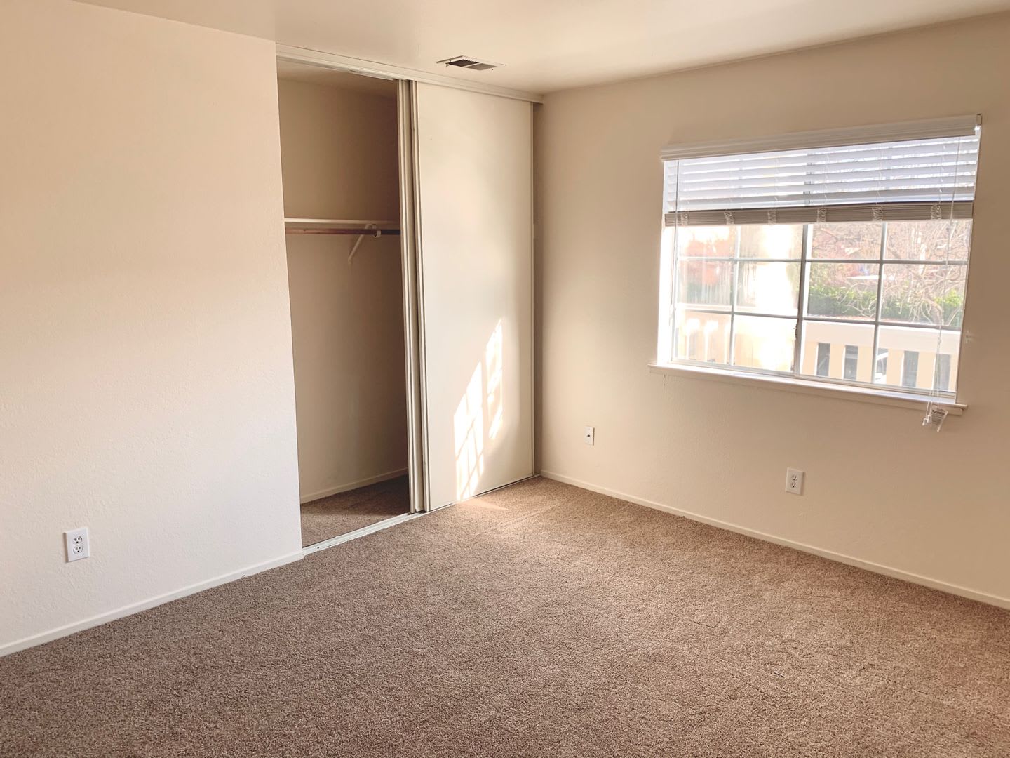 Beautiful Upstairs 2 Bedroom 2 Bath Unit Just Minutes From The Plaza – photo 4