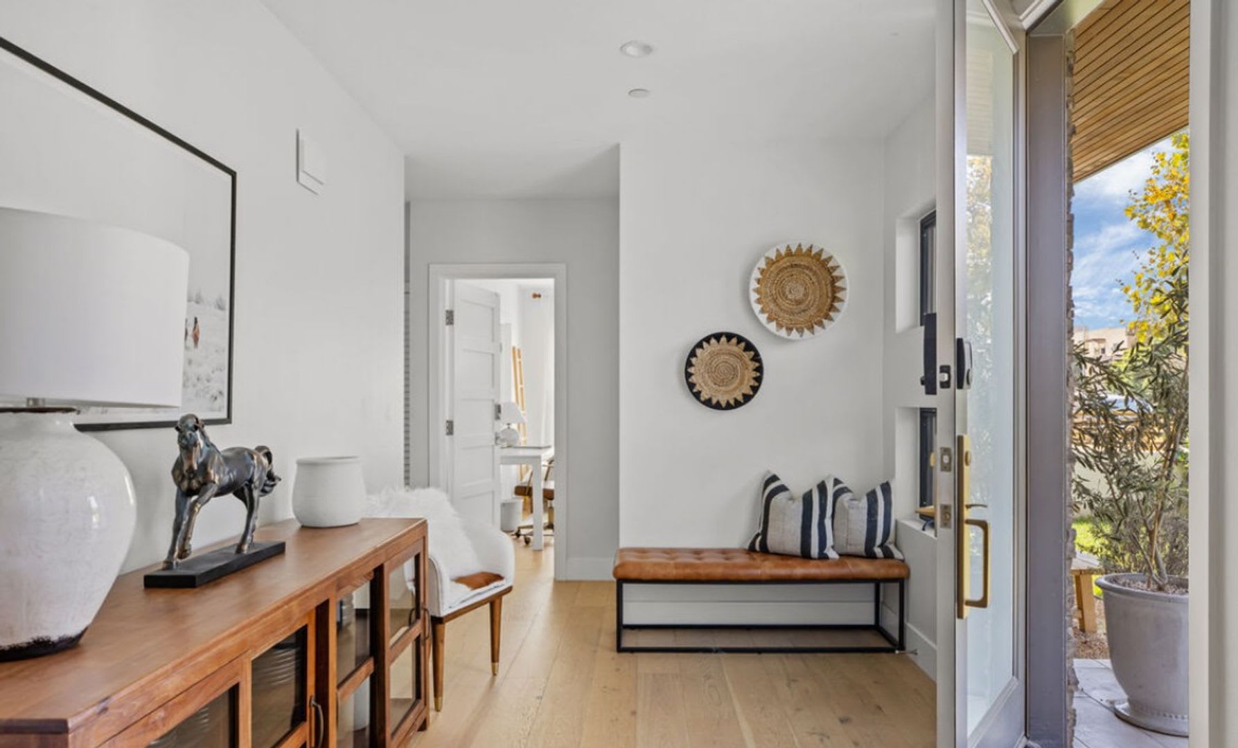 High-End Westside Rental on Washington Pl – photo 3