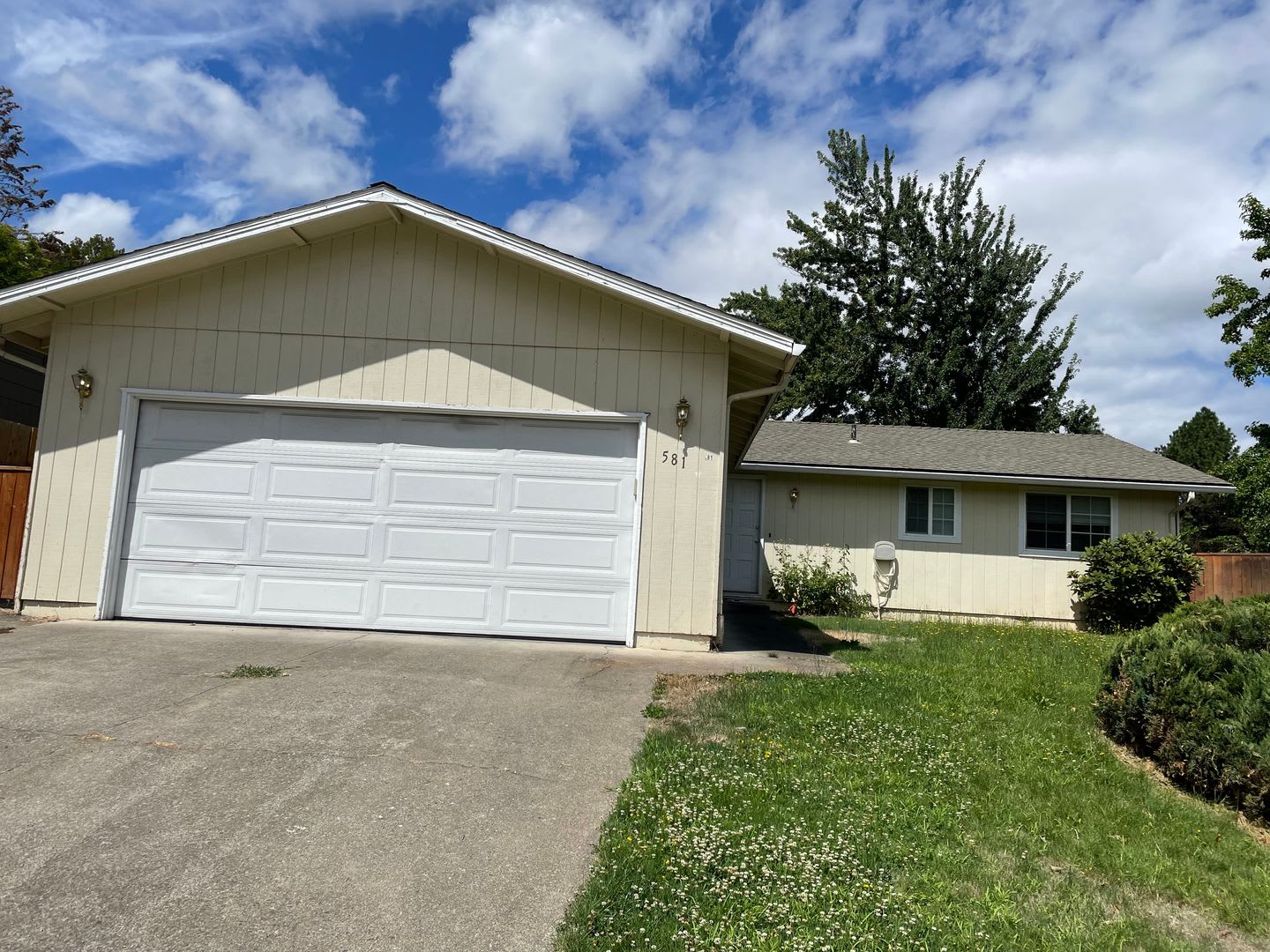 Very Nice 3 Bedroom 2 bath Home-Fully fenced Back Yard-East Medford – photo 2