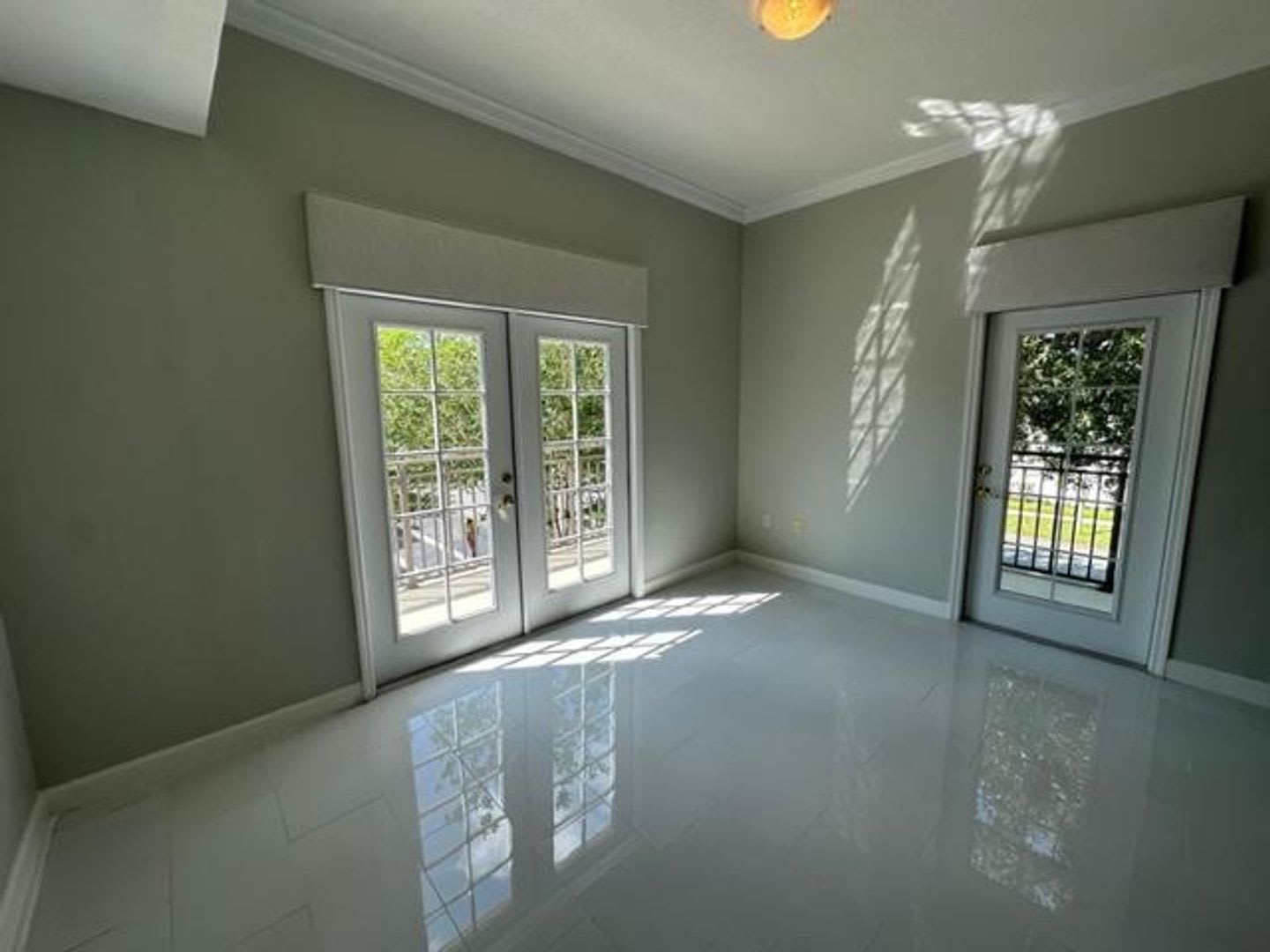 Iconic 2 Story Corner Condo At The Terraces Of Celebration Completely Renovated 2 Bedroom 2 Bathroom With Second Floor Loft And Wrap Around Balcony Overlooking The Lake – photo 4