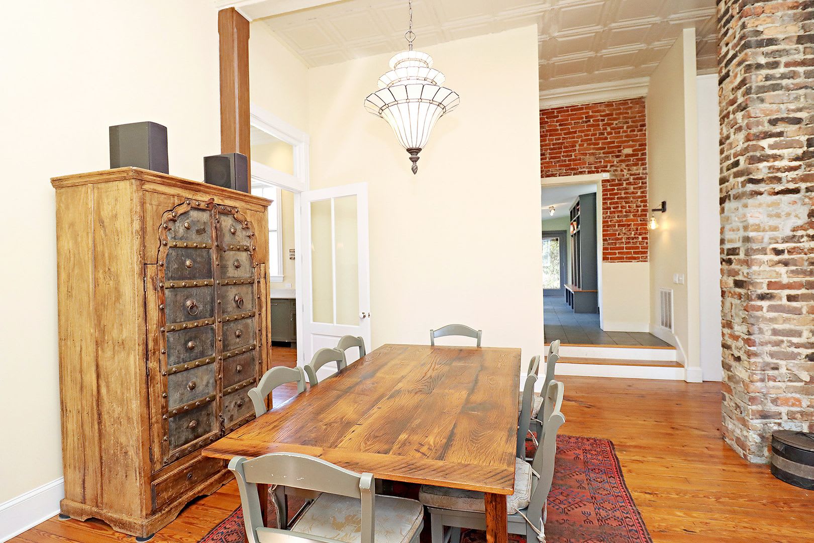 Beautifully Restored Ivy Residence, Fully Furnished with Utilities Included – photo 5