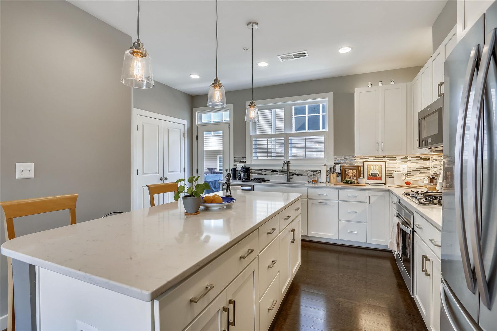 GREAT LOCATION!! Stunning 3BD/3.5BA luxury 4-level townhouse! – photo 3