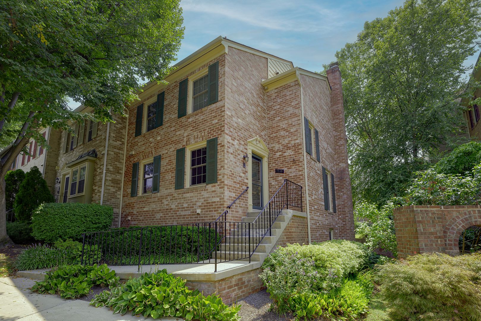 Superb END UNIT 3 BR/2.5 BA town home in Bethesda – photo 2
