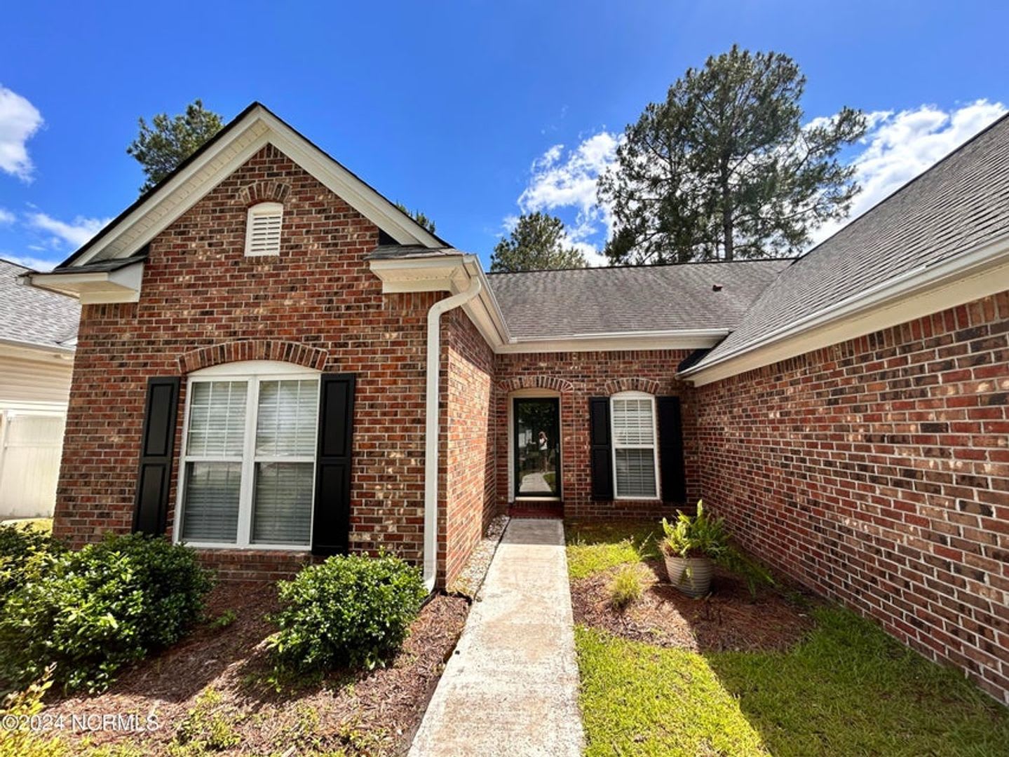 Beautiful brick home in sought-after Sandpiper Bay! – photo 3