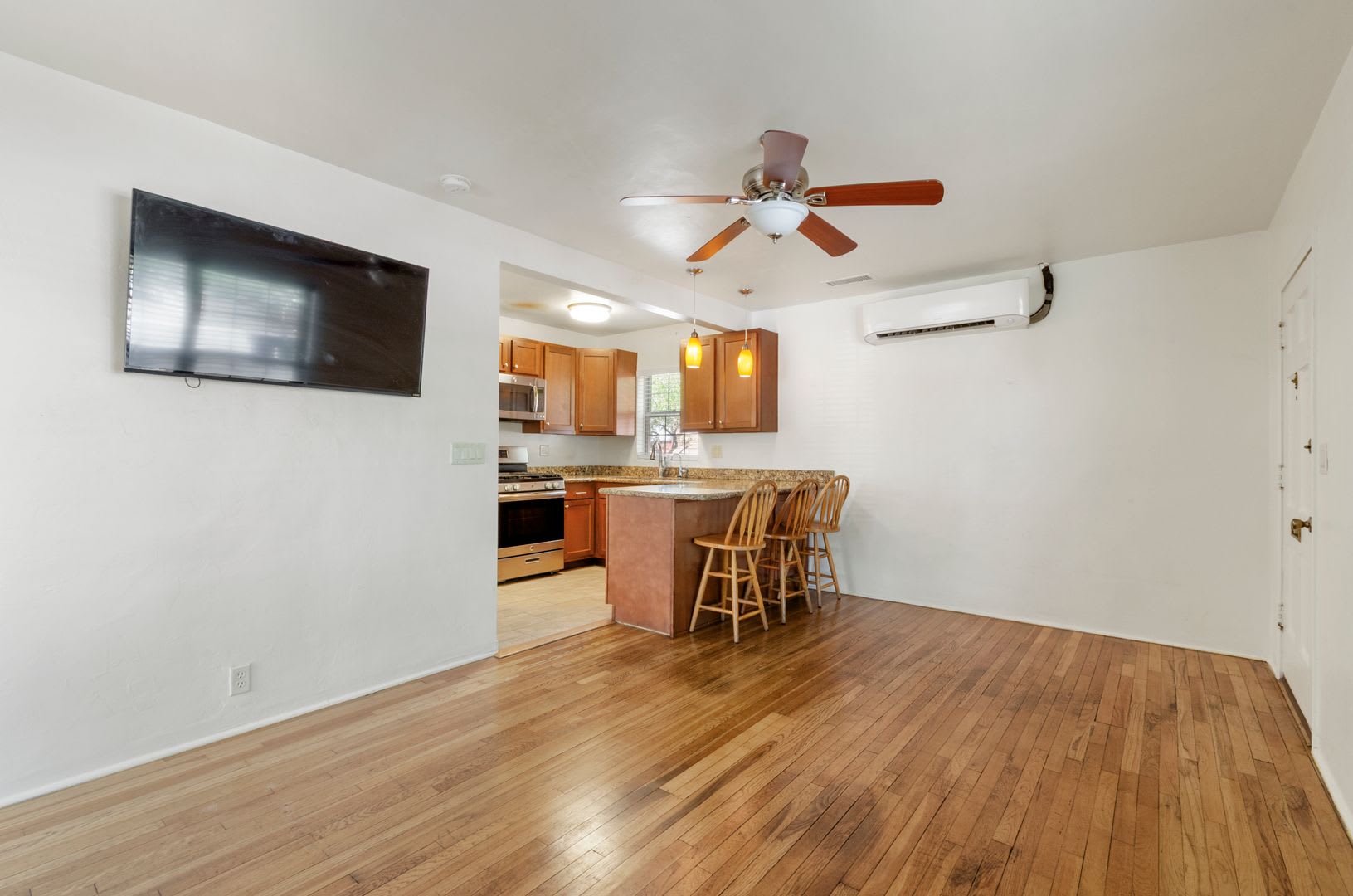 Perfect Home For College Students! 3 Bed 2 Bath! – photo 3