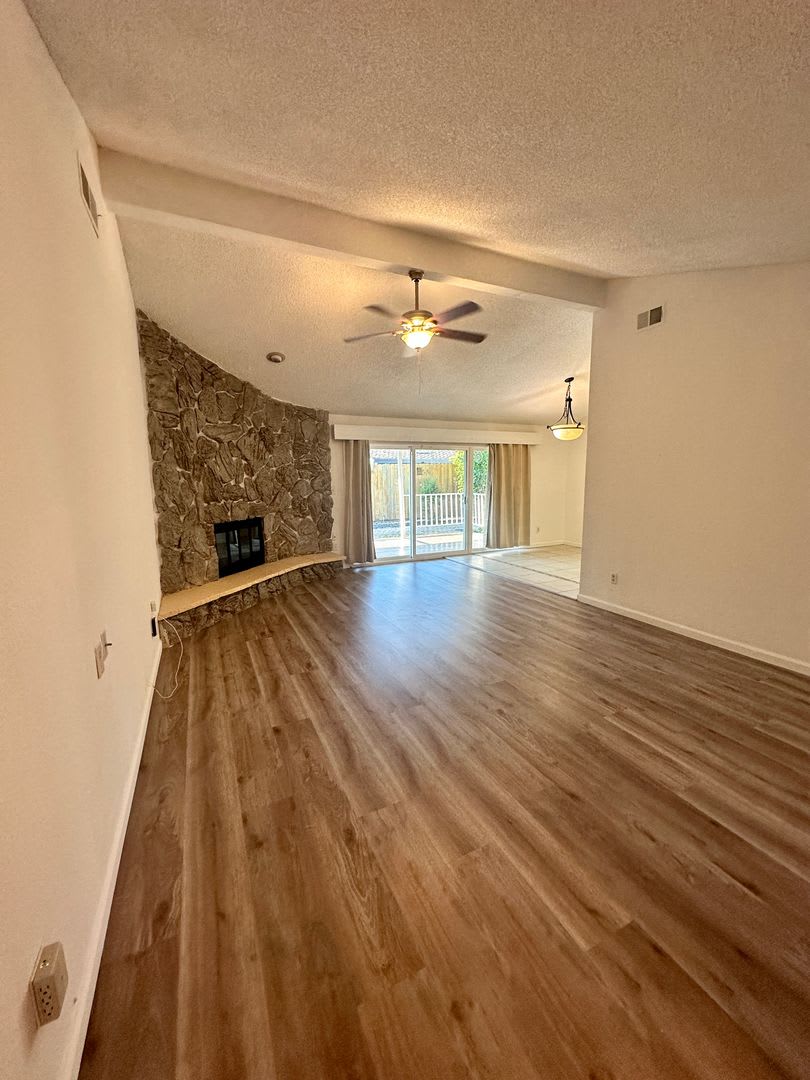 ADORABLE 2/2 Home! Beautiful Upgrades!! *Please Read Entire Ad For Viewings* – photo 2