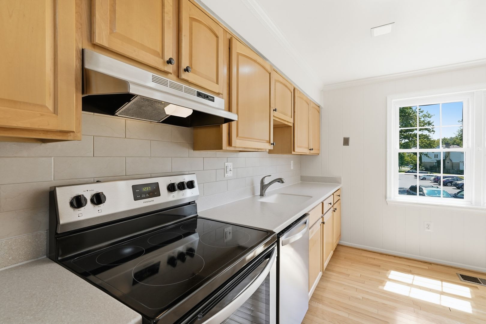 Beautifully Updated Townhome in Burke Station Square – photo 3
