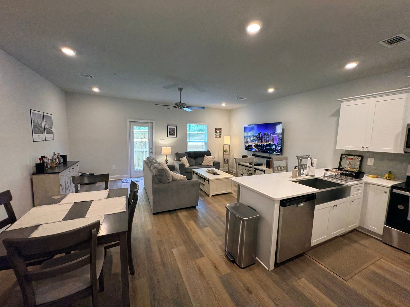 3 Bed • 2.5 Bath Townhome for Rent – photo 2