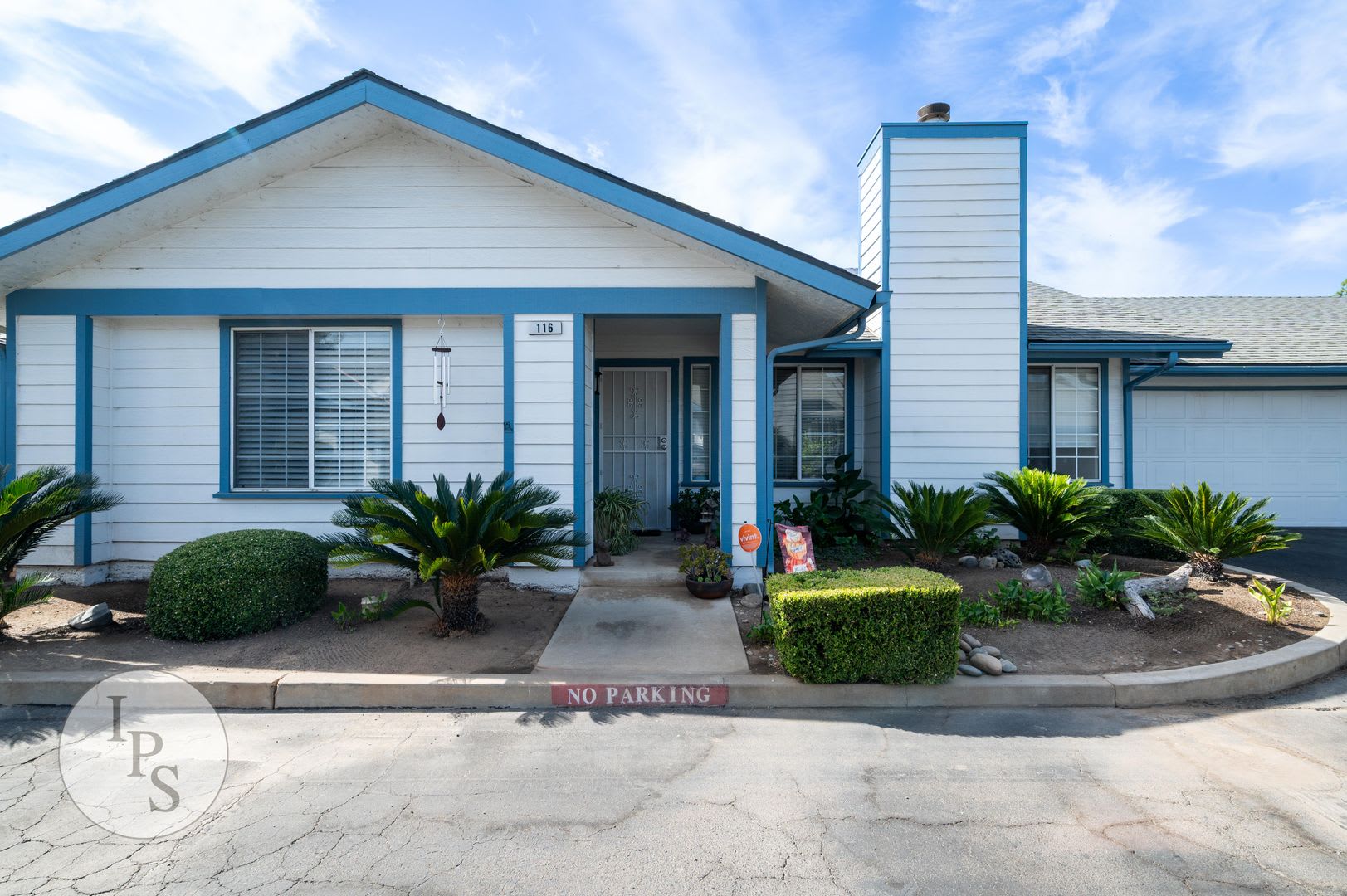 Charming Gated 2-Bed Condo with Attached 2-Car Garage & Water/Garbage Included in Prime Fresno Location – photo 1