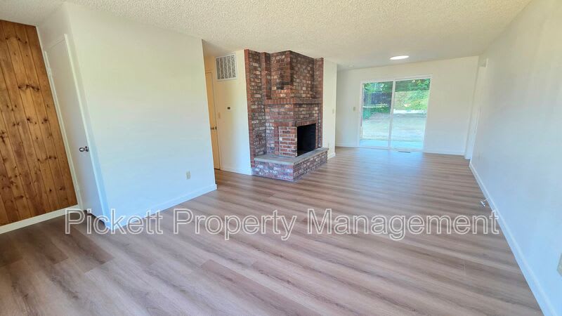 6237 Sunset Ave. NE – photo 4