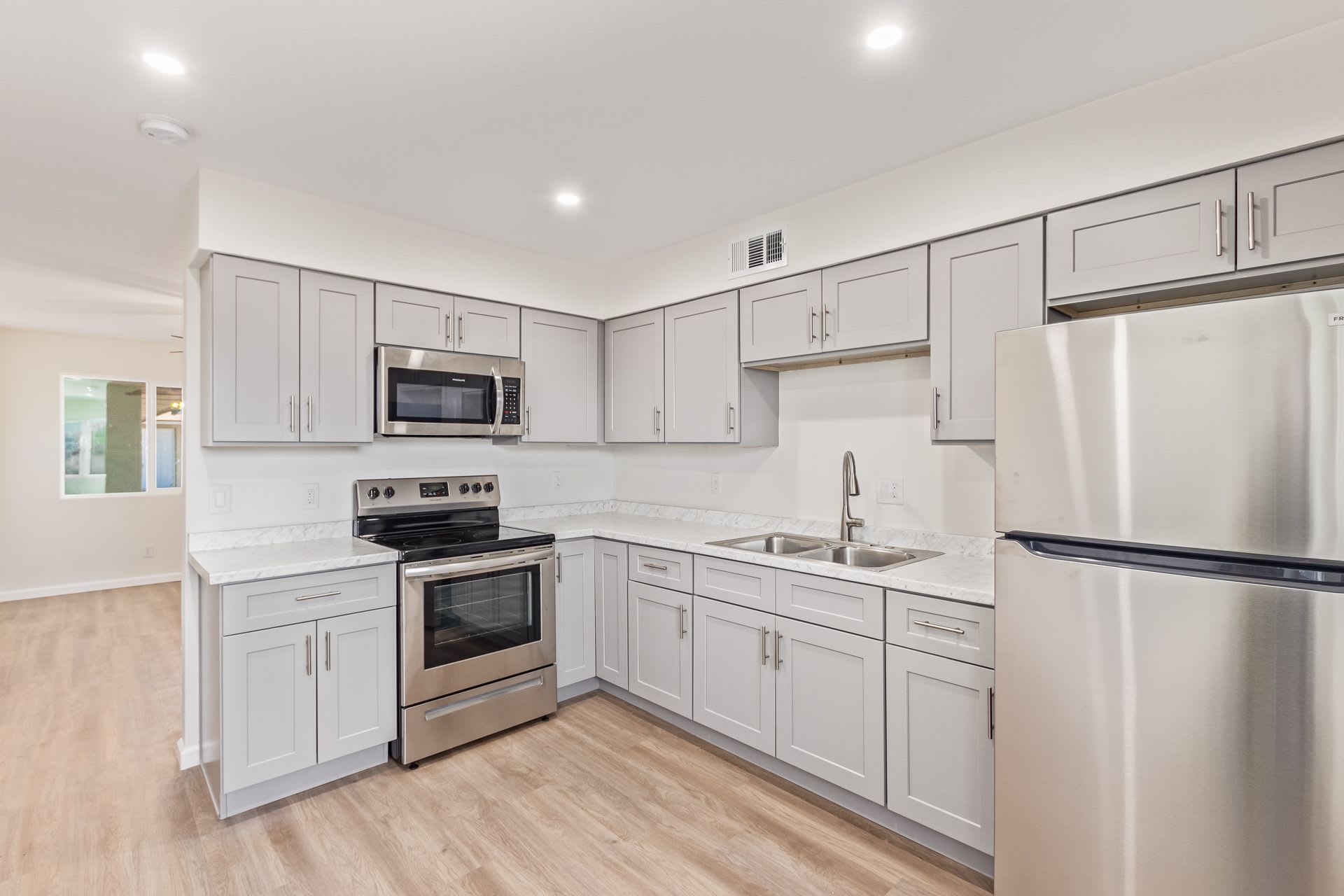 2 Bed 1 Bath with Private Patio – photo 3
