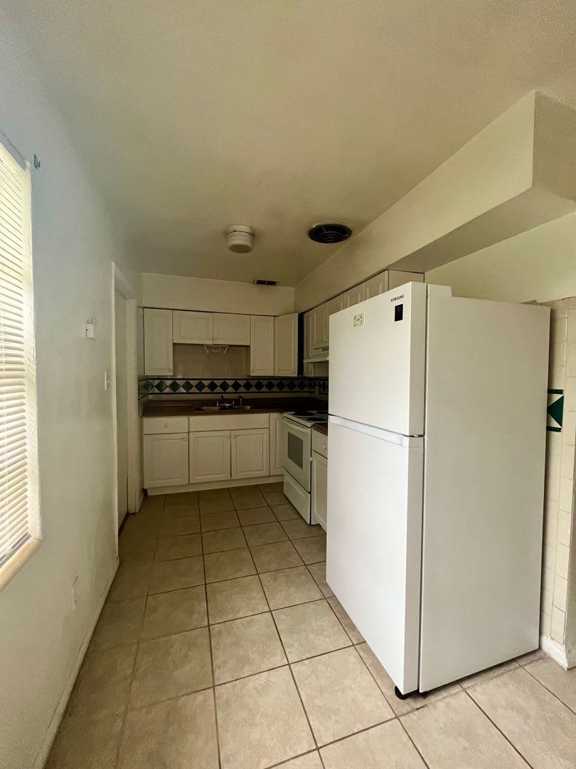 Large Single-family home features 3 bedrooms, 1.5 bathrooms. – photo 3