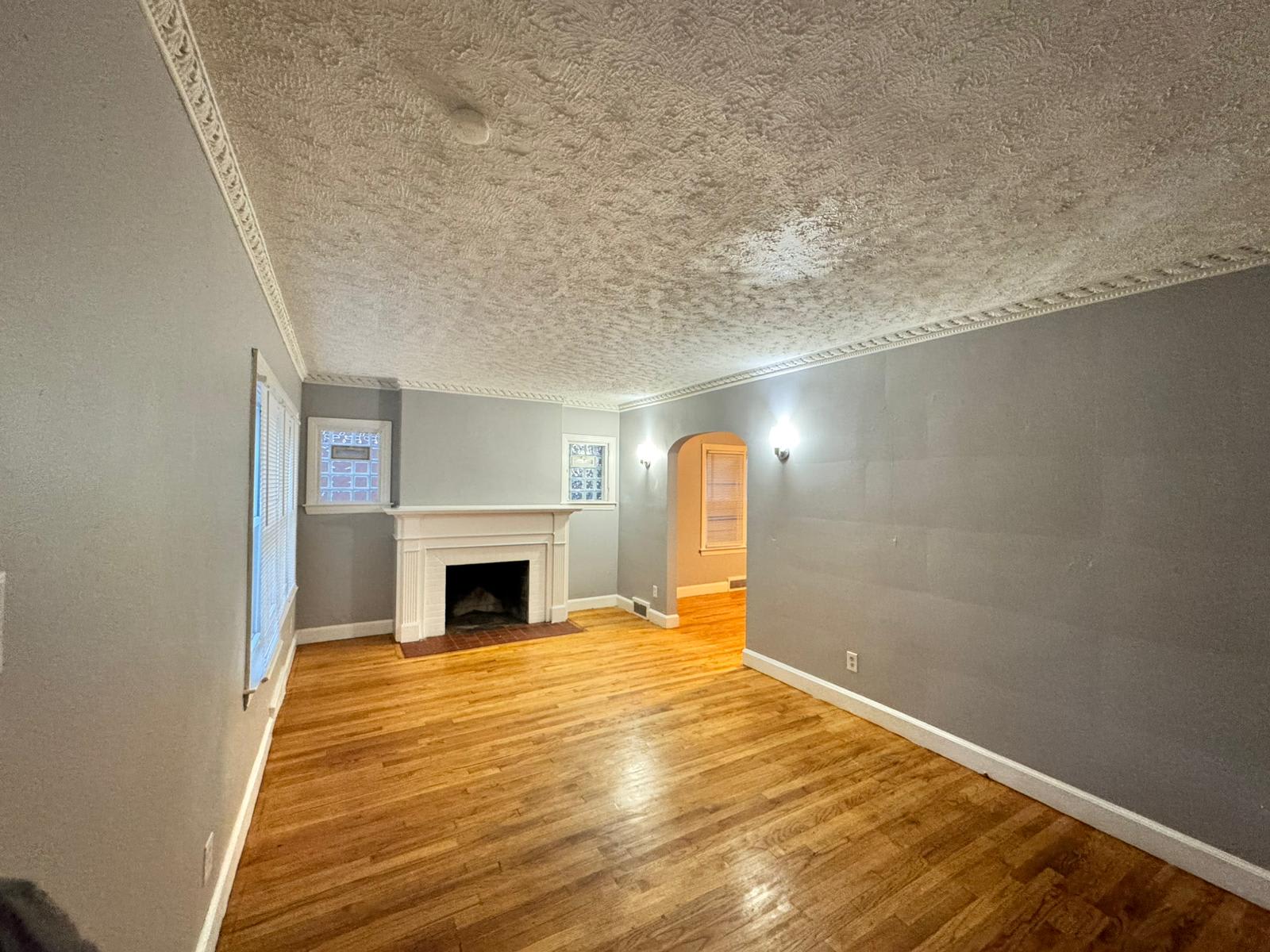 9131 Manor – photo 2