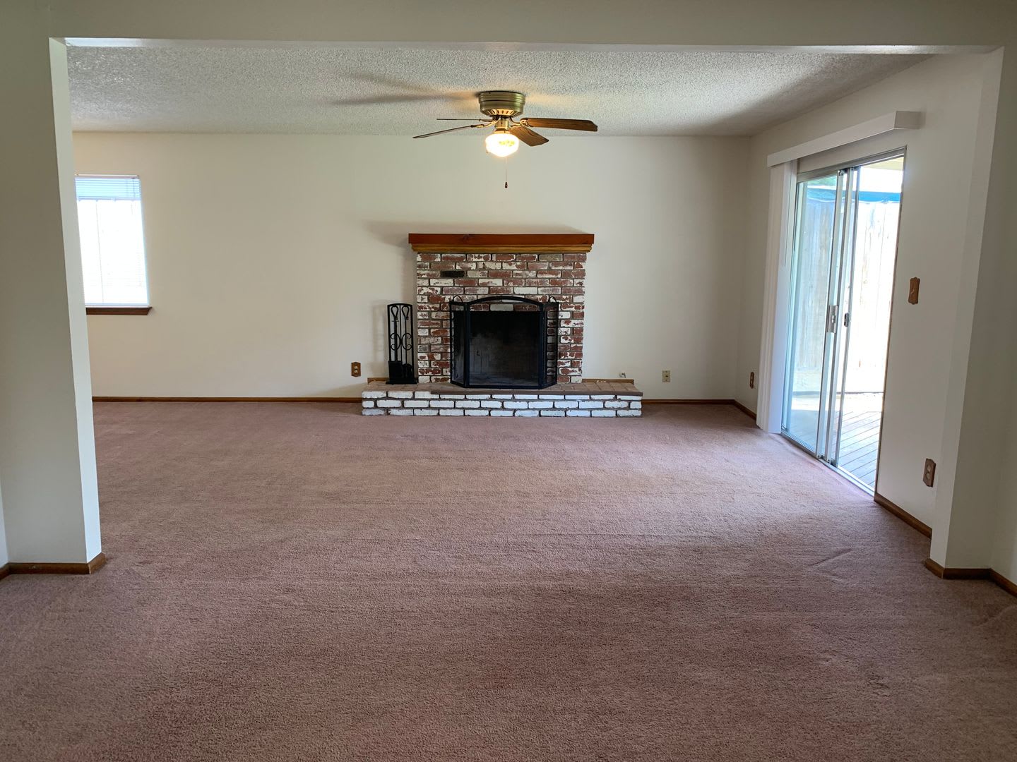 3 Bedroom home in SW Visalia! Updated flooring throughout, coming soon! – photo 2