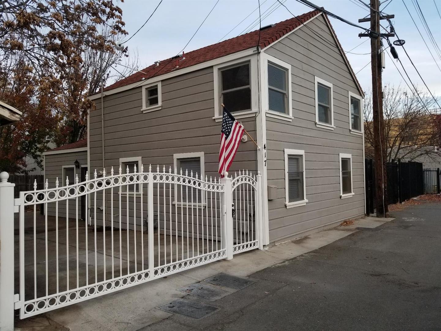 GREAT DOWNTOWN LOCATION!! GATED PARKING! – photo 1