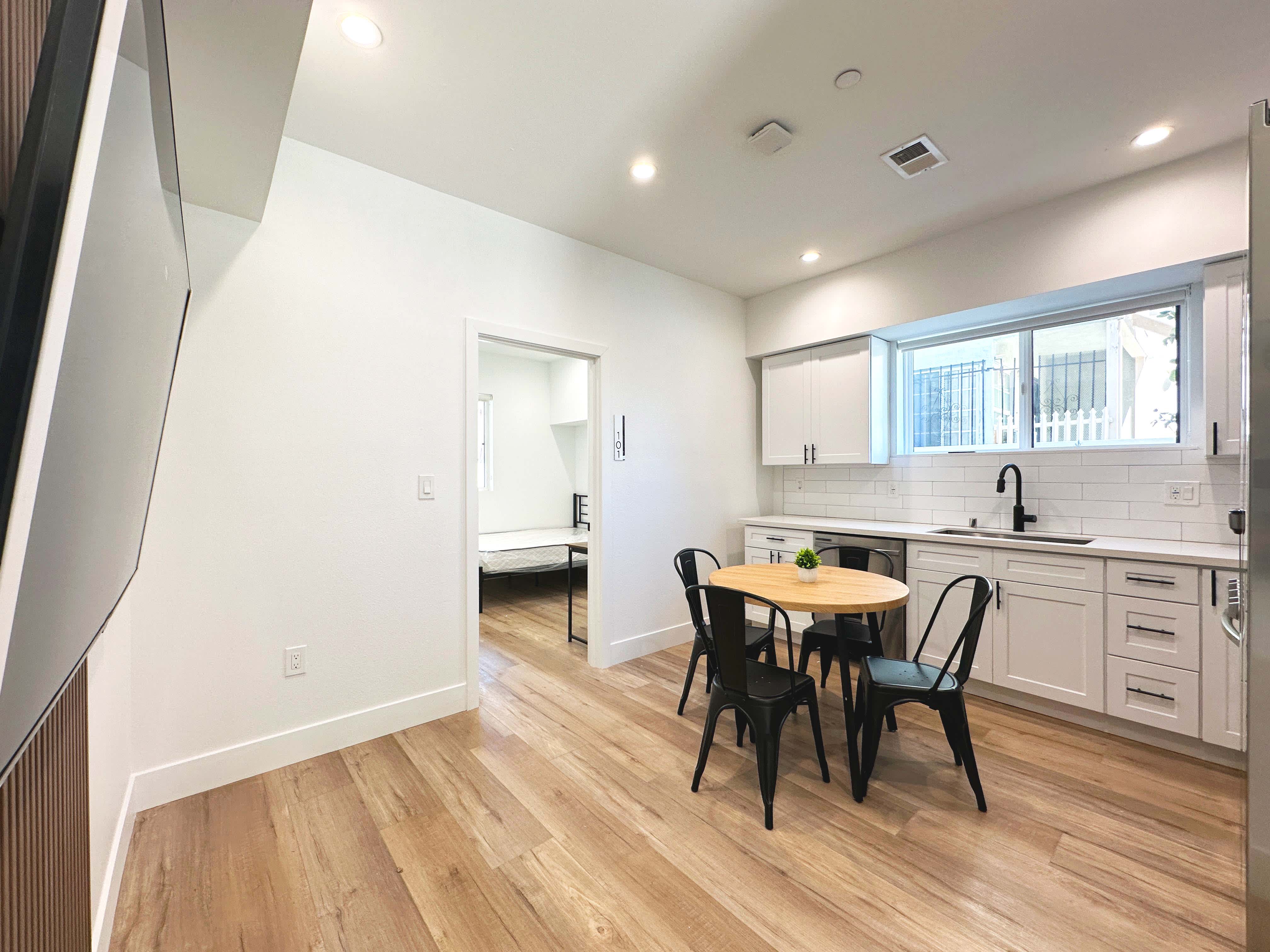 2909 Kenwood Avenue – photo 5