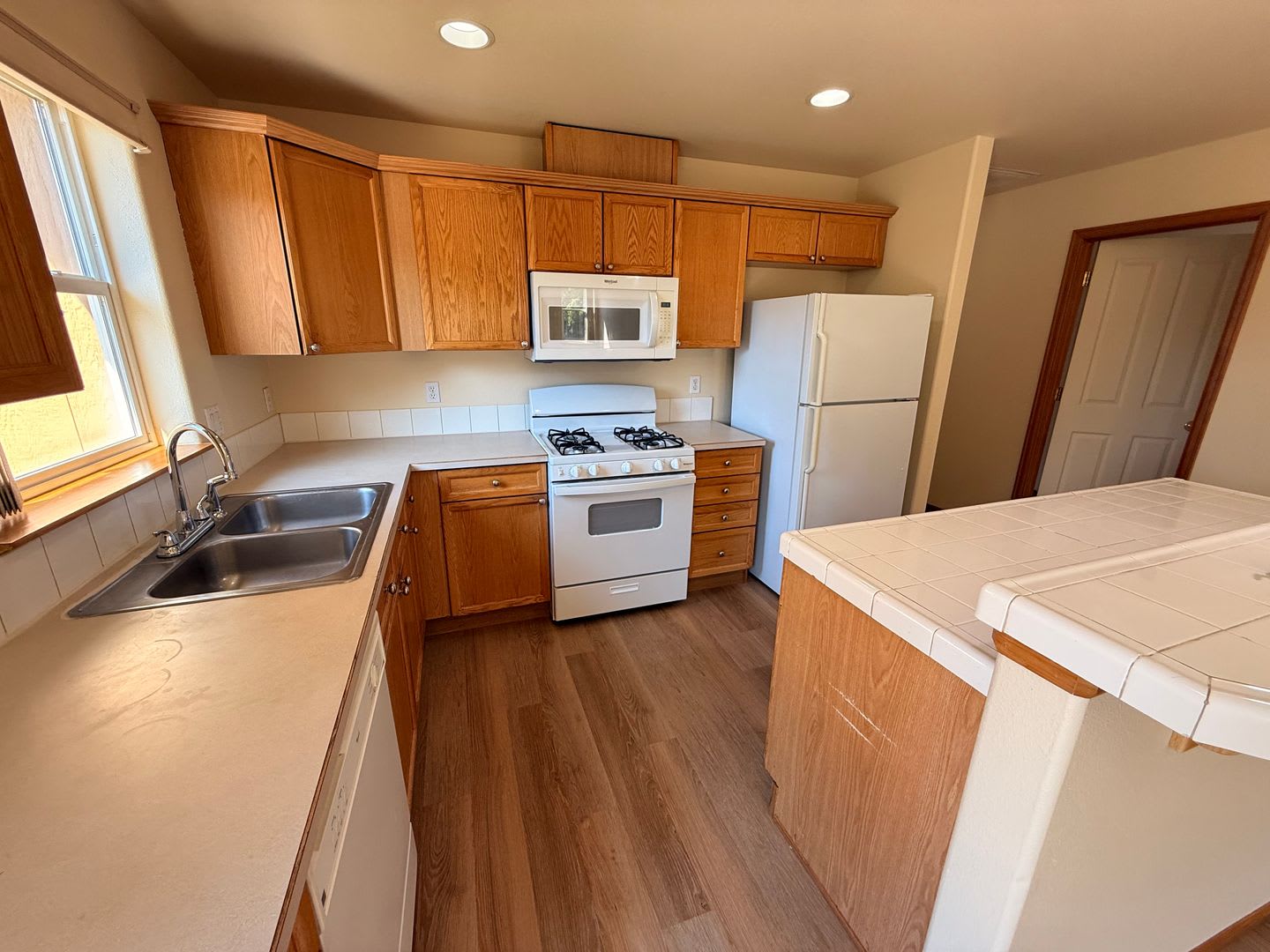 CHARMING SINGLE-LEVEL HOME IN A BEAUTFUL WELCOMING NEIGHBORHOOD!!! – photo 2