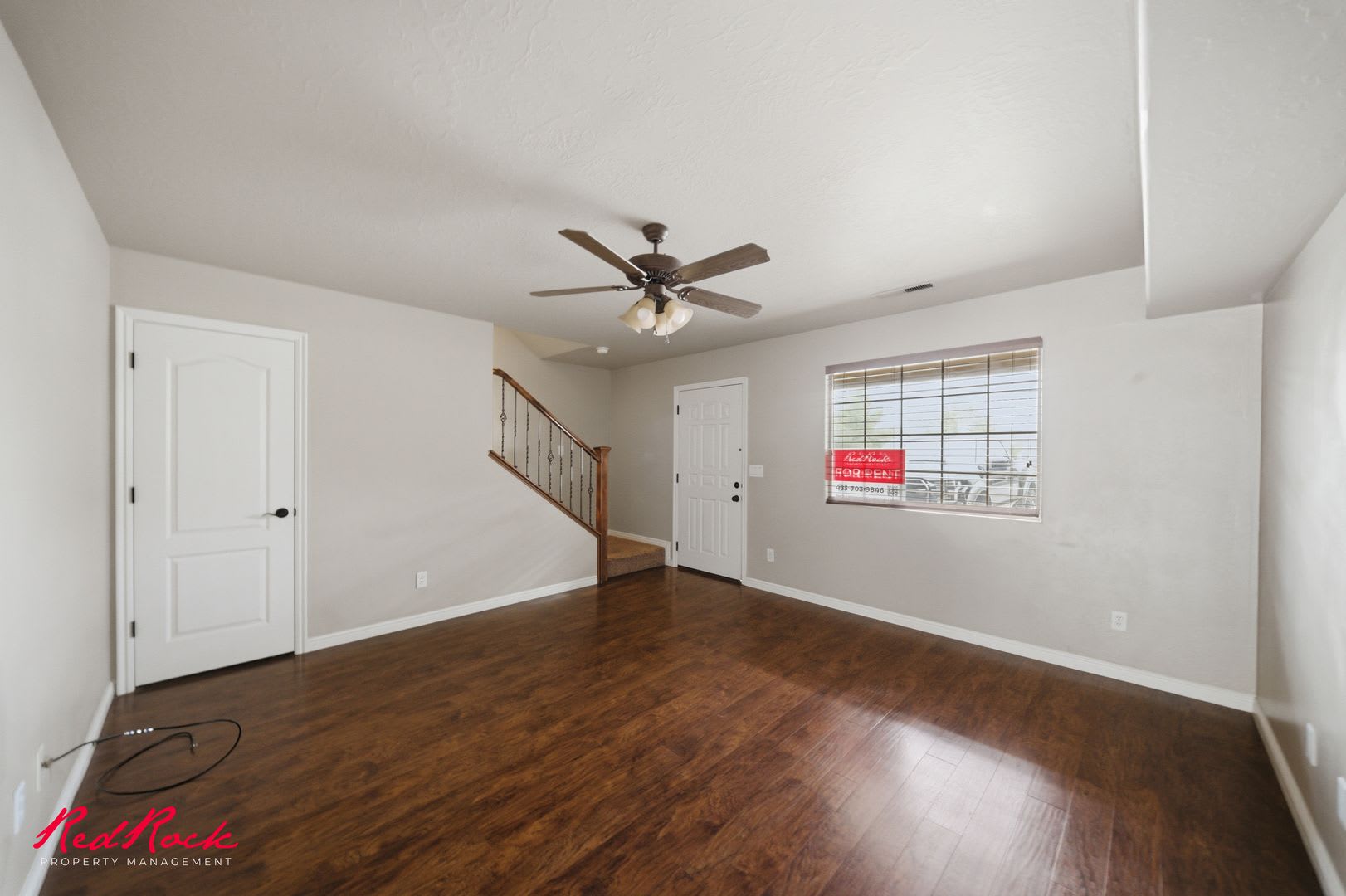 Inviting 3 Bedroom Townhome In Prime Location! – photo 2