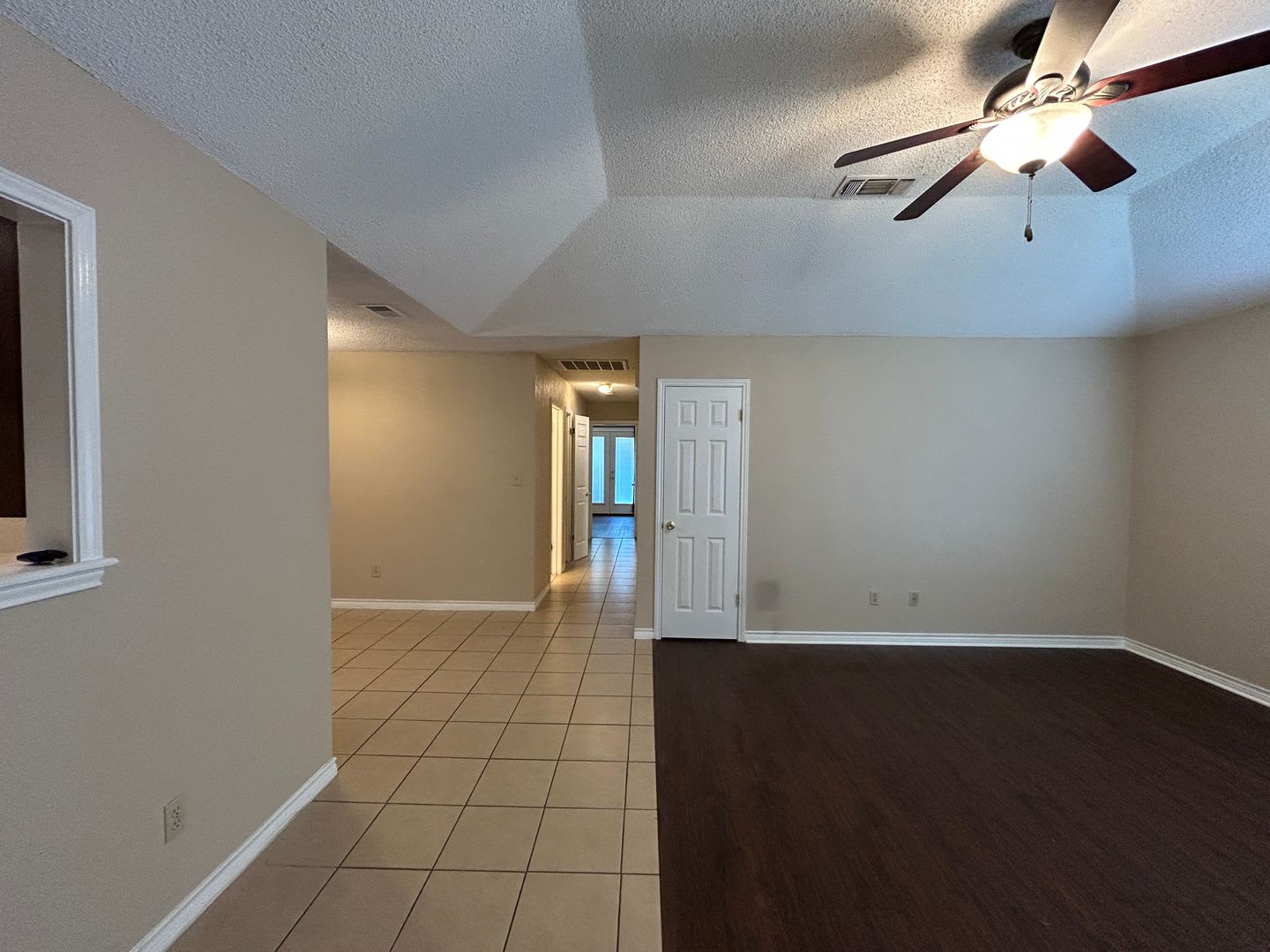 3 2 2 On County Line Rd Walk To Kraft Park The Countyline Memorial Trail Fridge Included No Carpet Nbisd 2 Weeks Free Rent – photo 4