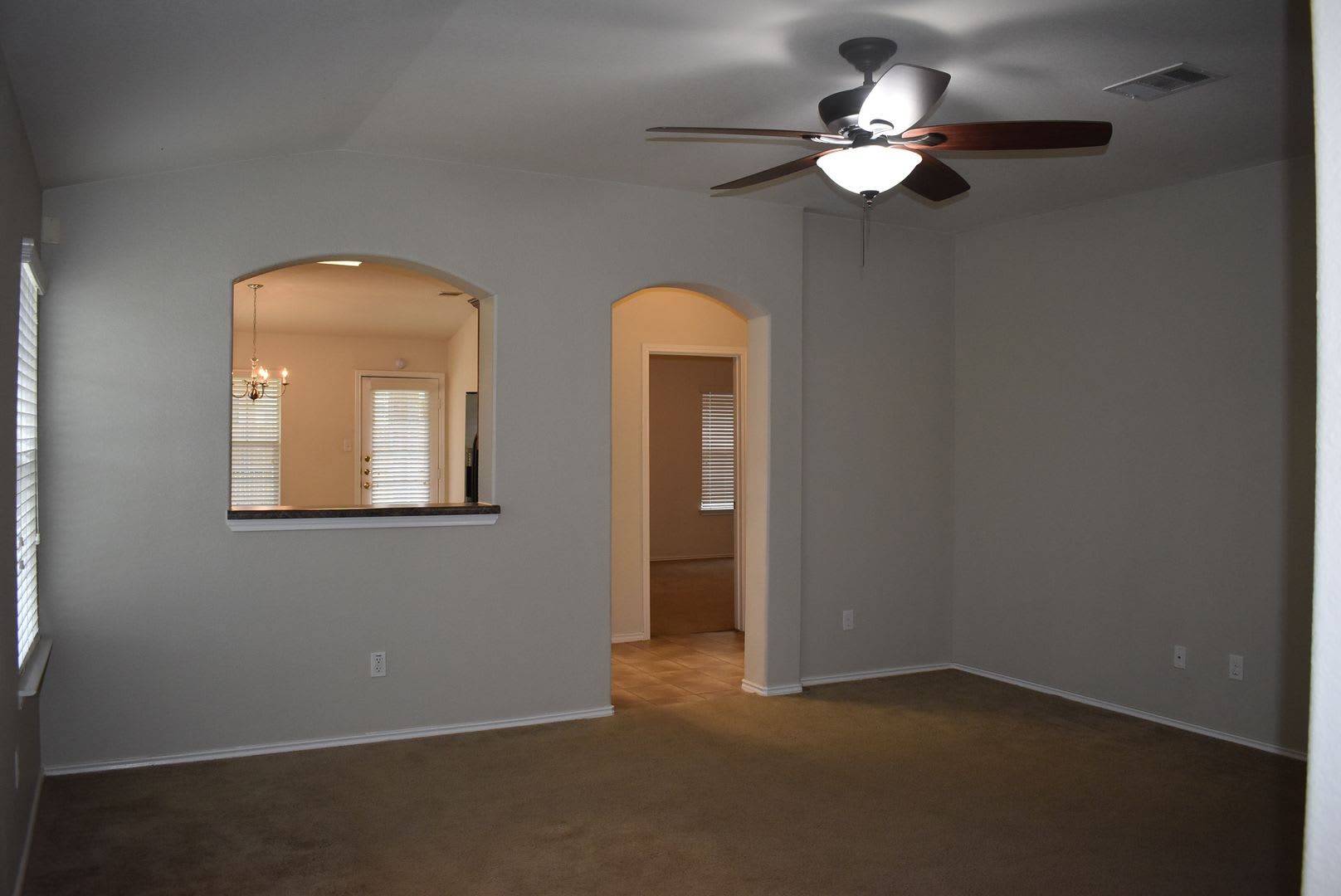Charming 3 BR on Corner Lot! – photo 5