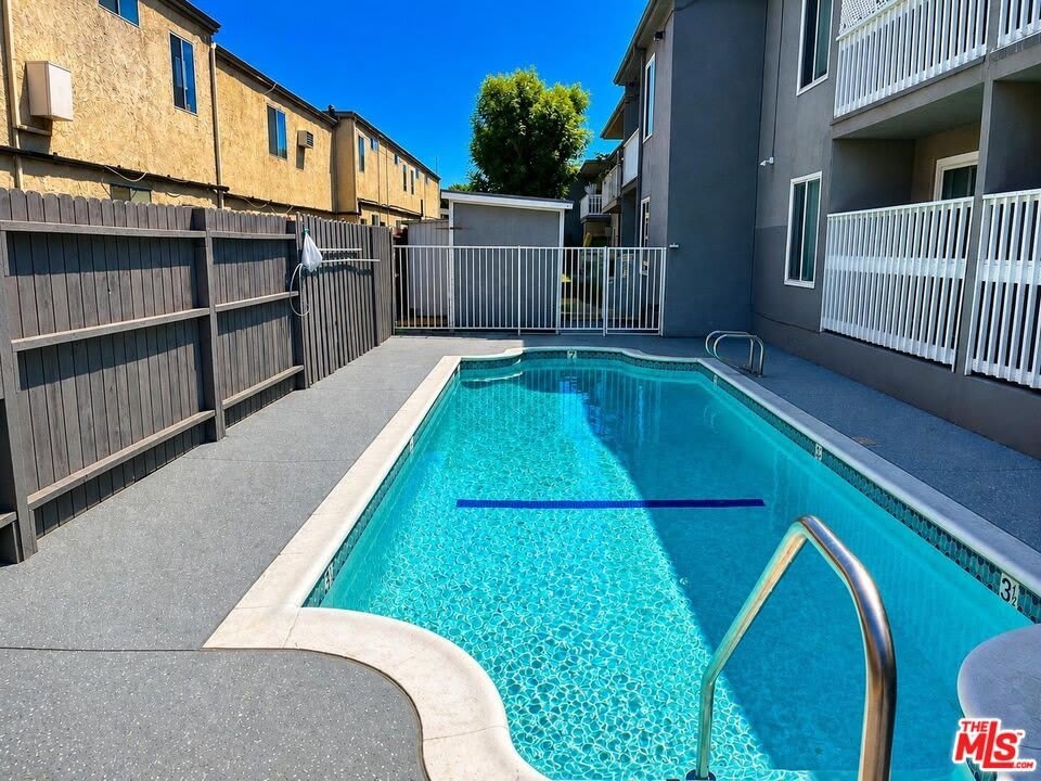 18414 Collins St – photo 3