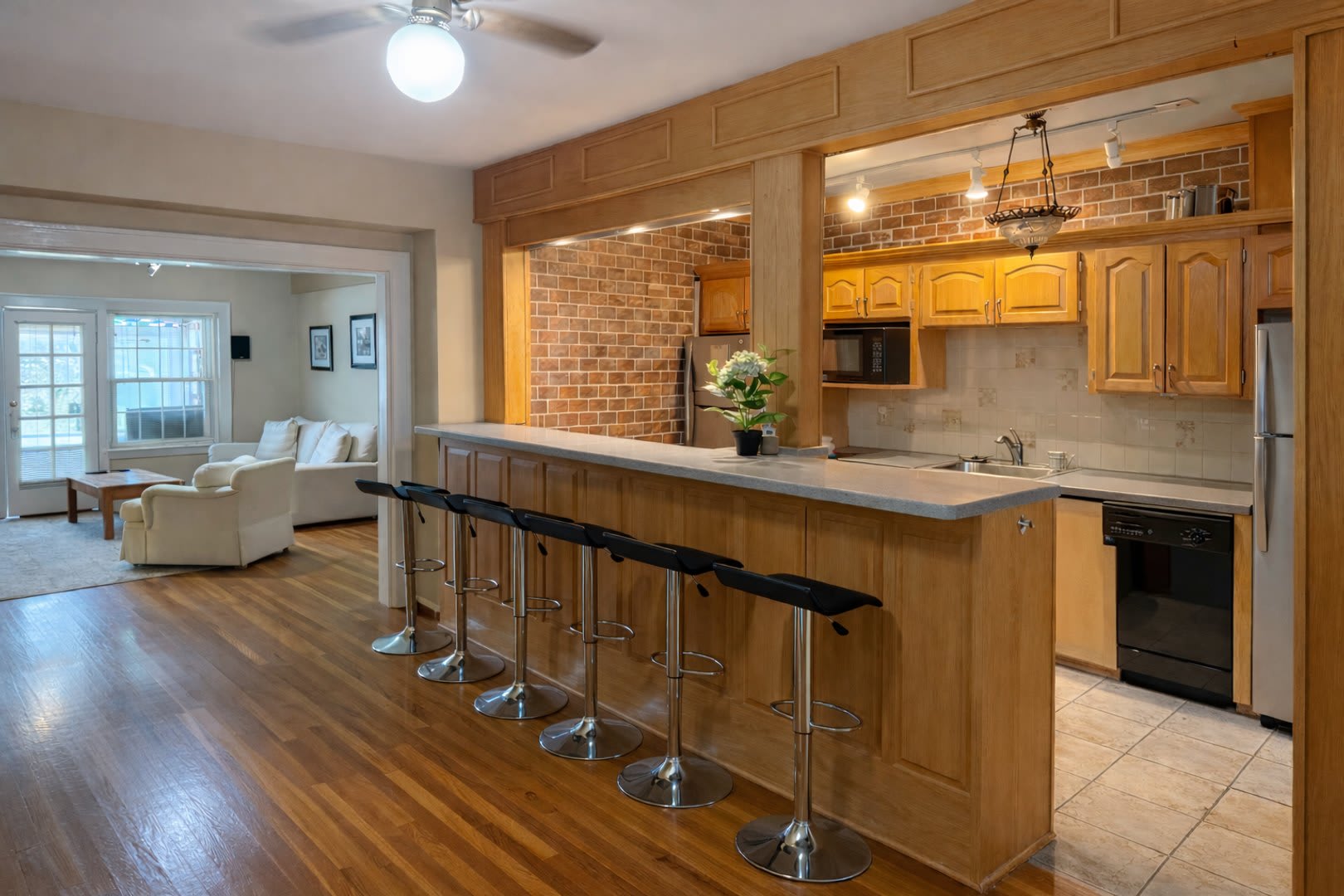 FULLY Furnished Plaza Condo – photo 2