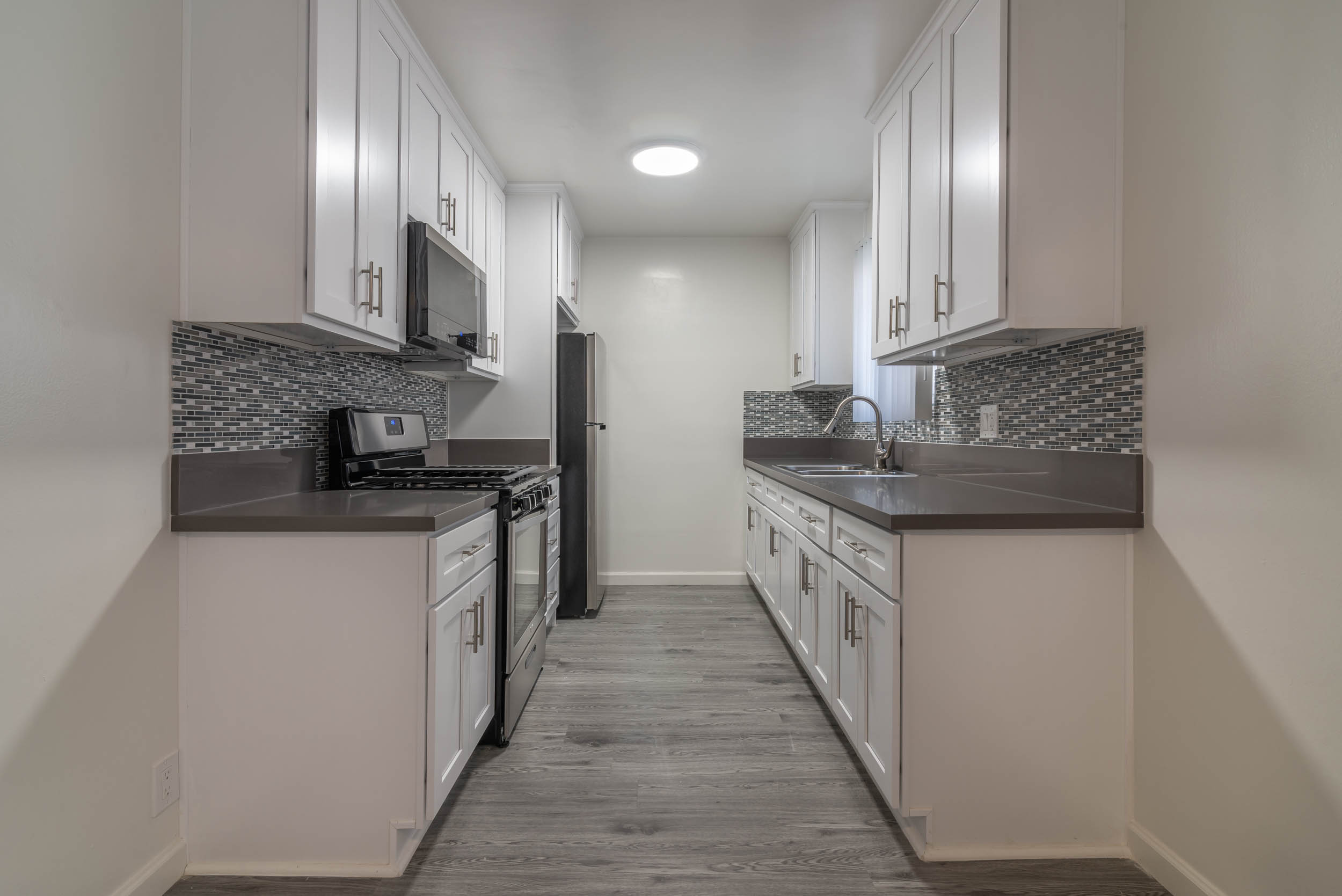 4854-4860 Hazeltine Apartments – photo 2