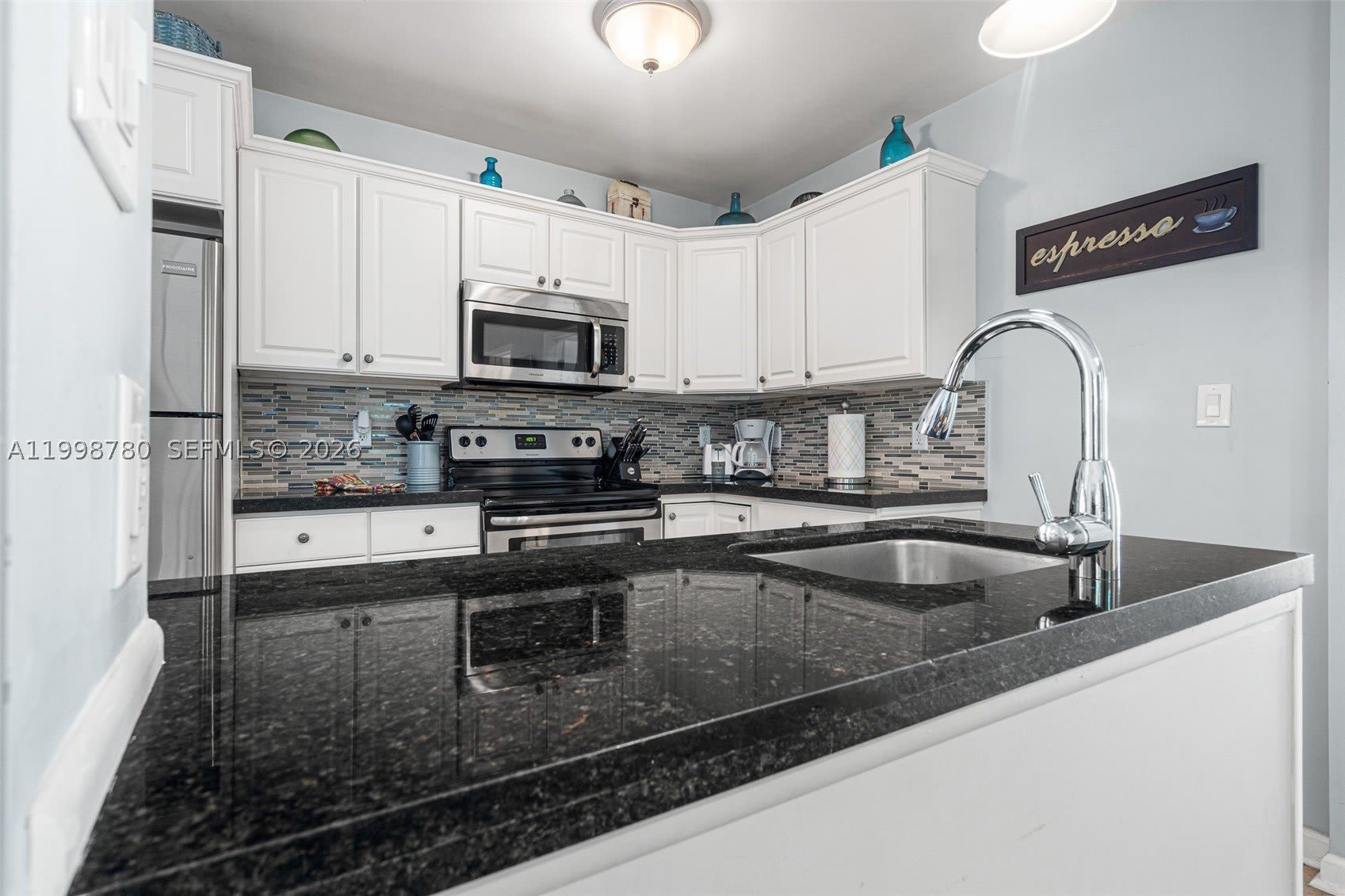 2033 NE 33rd Ave – photo 2